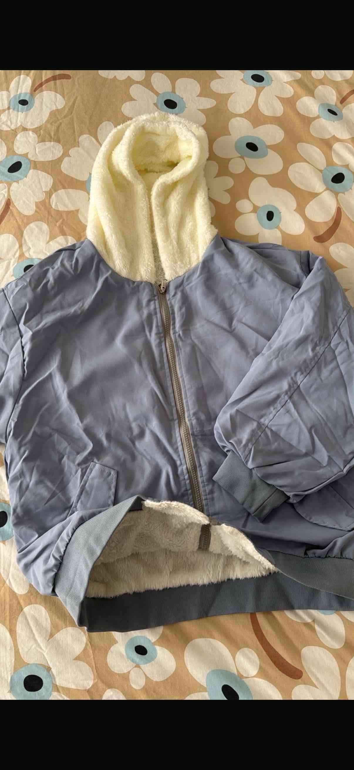 Chaqueta azul con forro polar