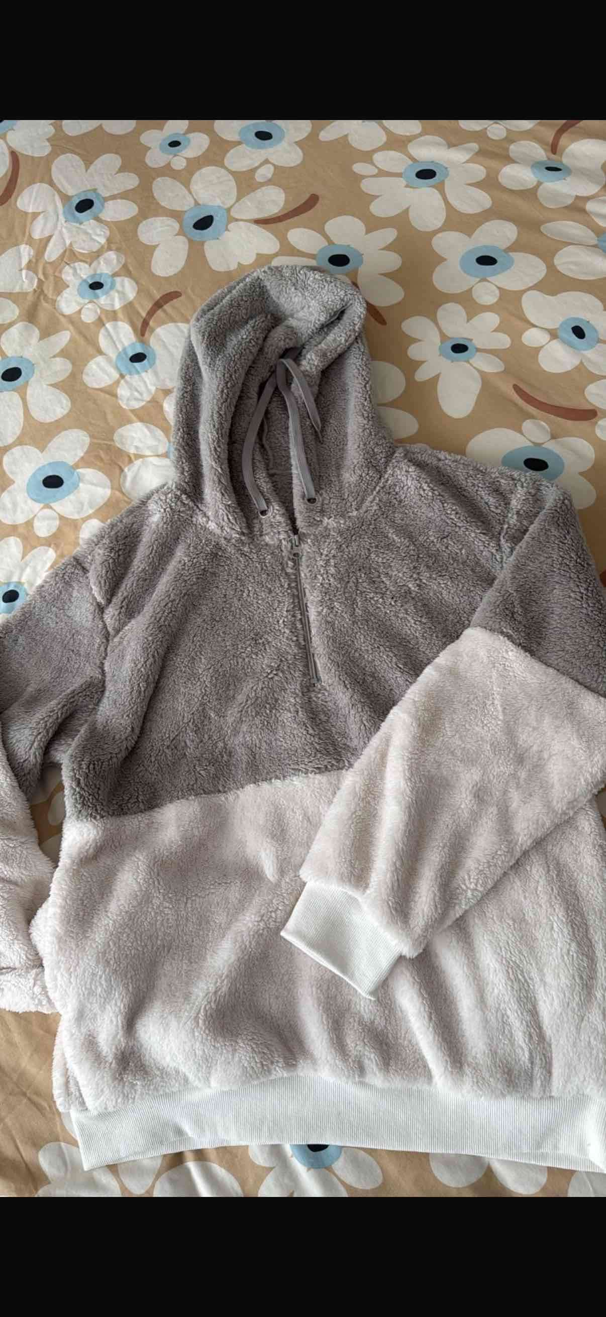 Polerón de peluche gris y blanco