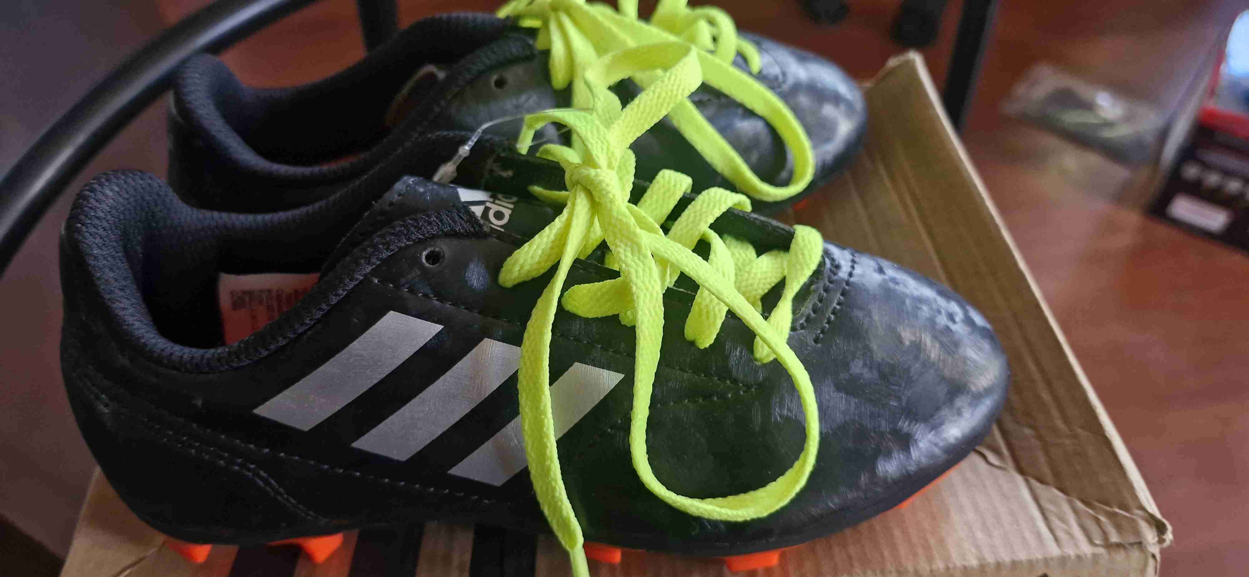 Zapatillas de fútbol negras con cordones verdes - miniatura 1