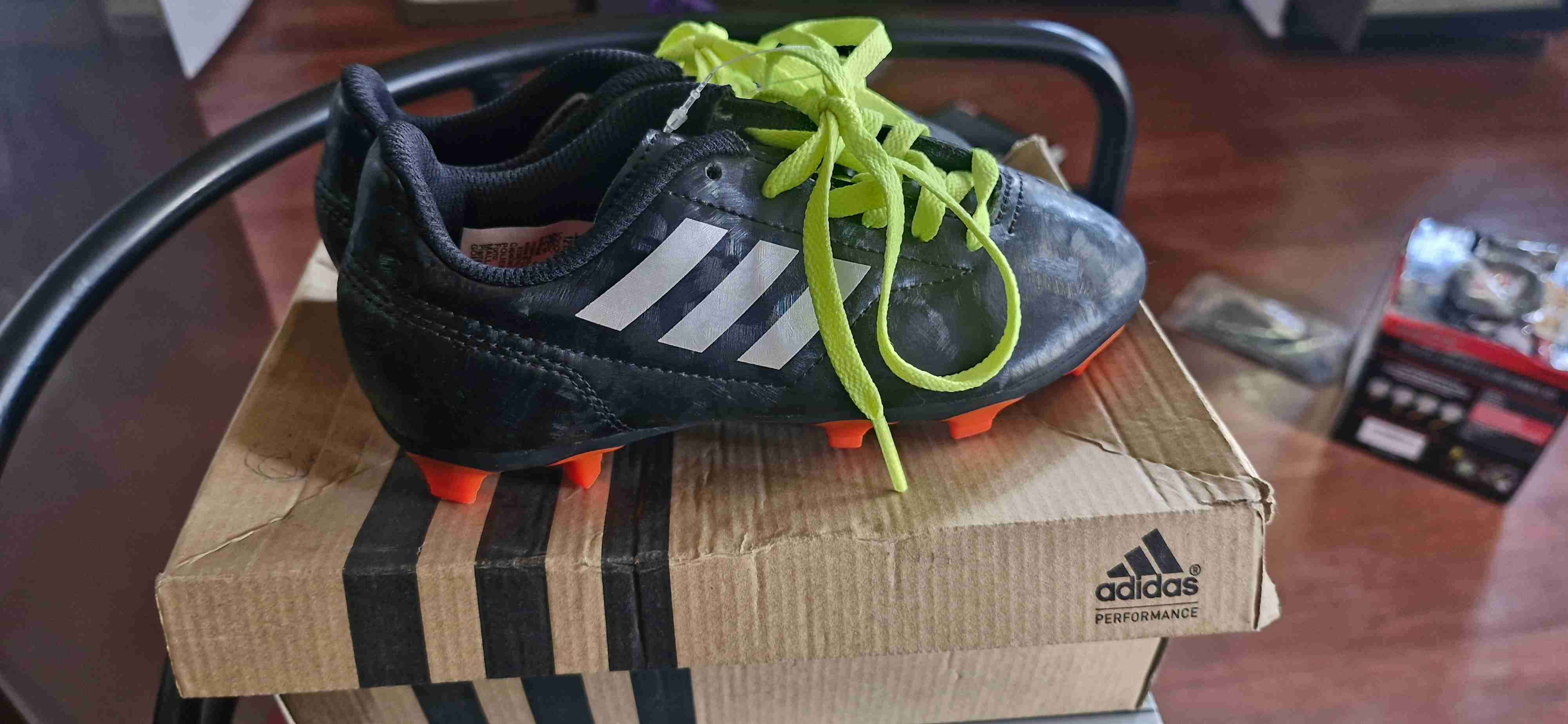 Zapatillas de fútbol negras con cordones verdes - miniatura 2