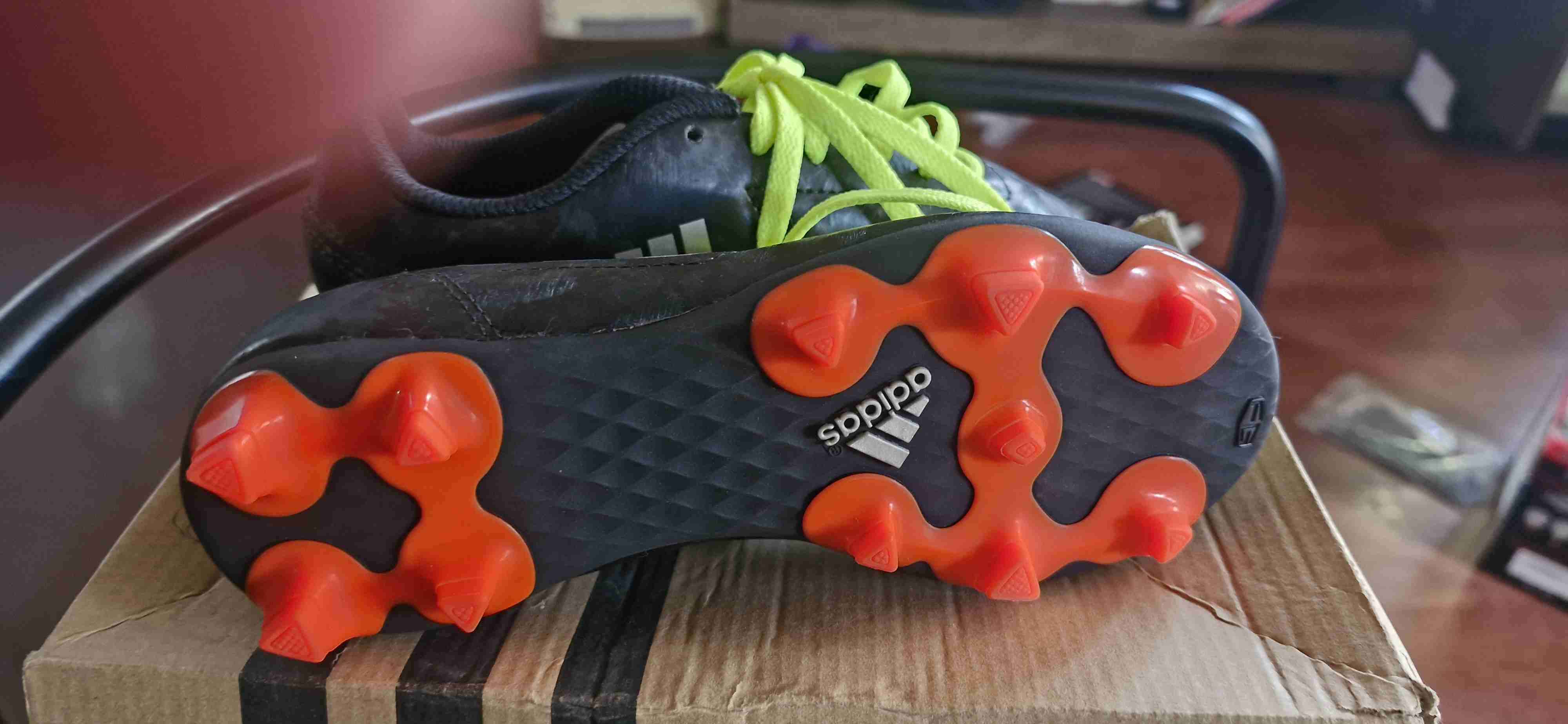 Zapatillas de fútbol negras con cordones verdes - miniatura 3