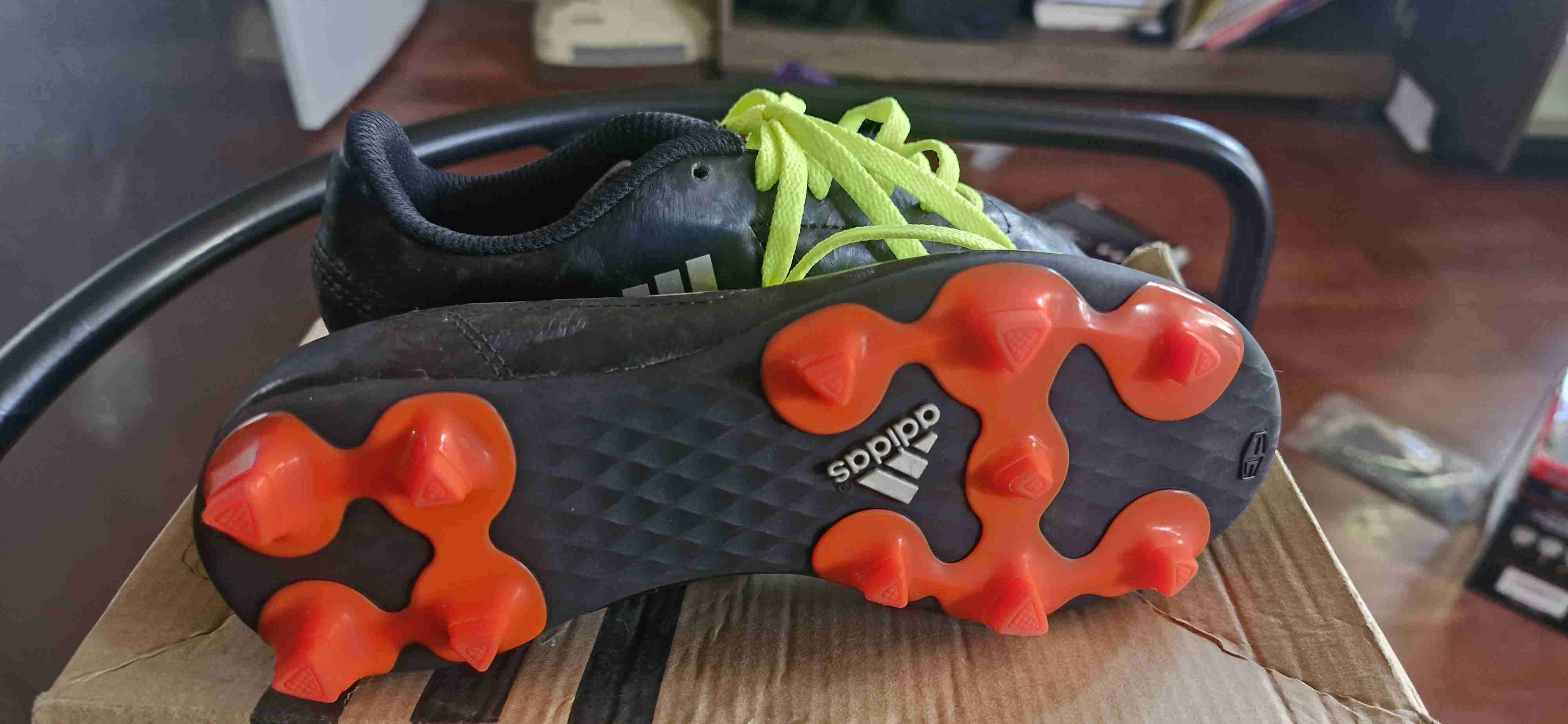 Zapatillas de fútbol negras con cordones verdes - miniatura 4