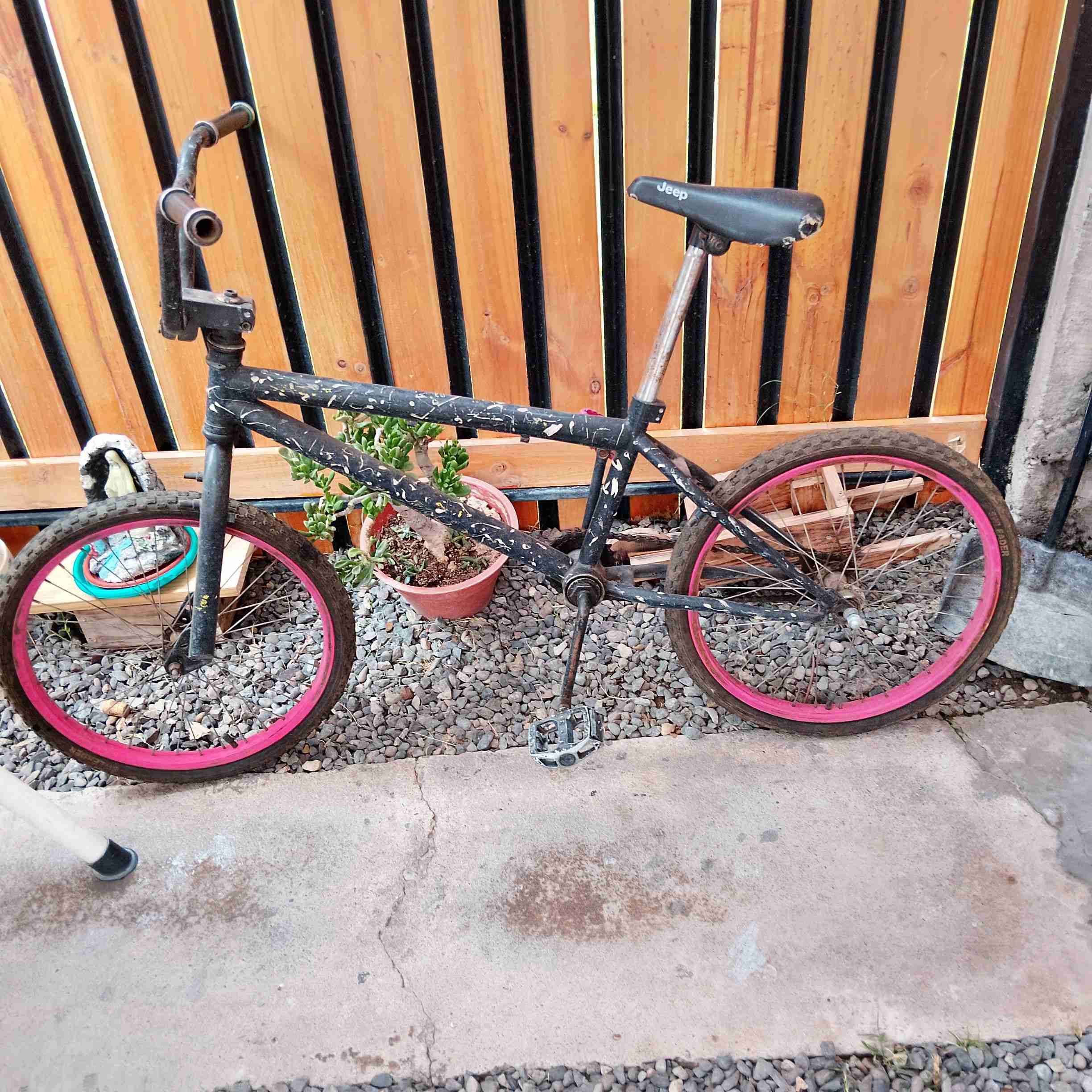 Bicicleta BMX negra con llantas rojas - miniatura 1
