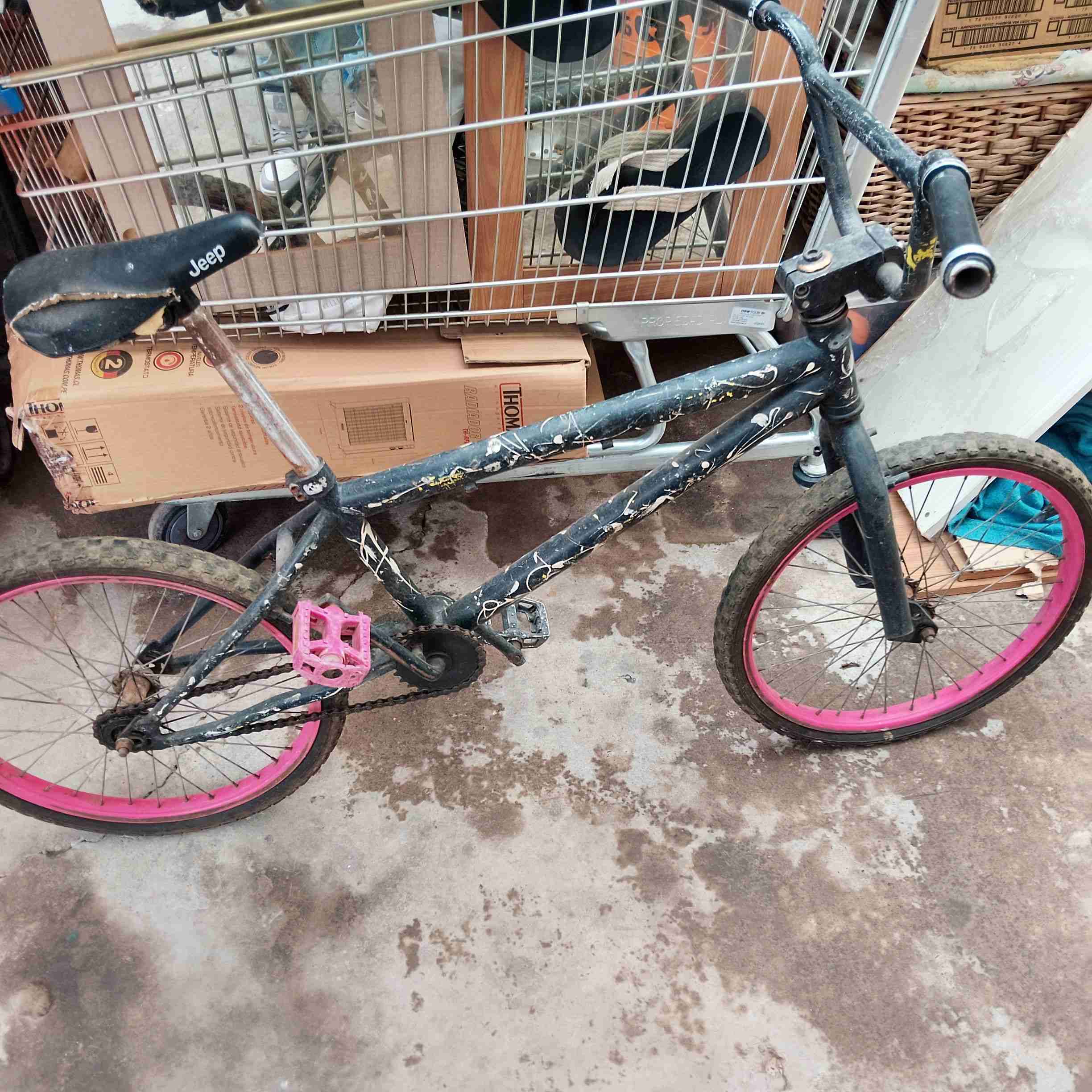 Bicicleta BMX negra con llantas rojas - miniatura 2
