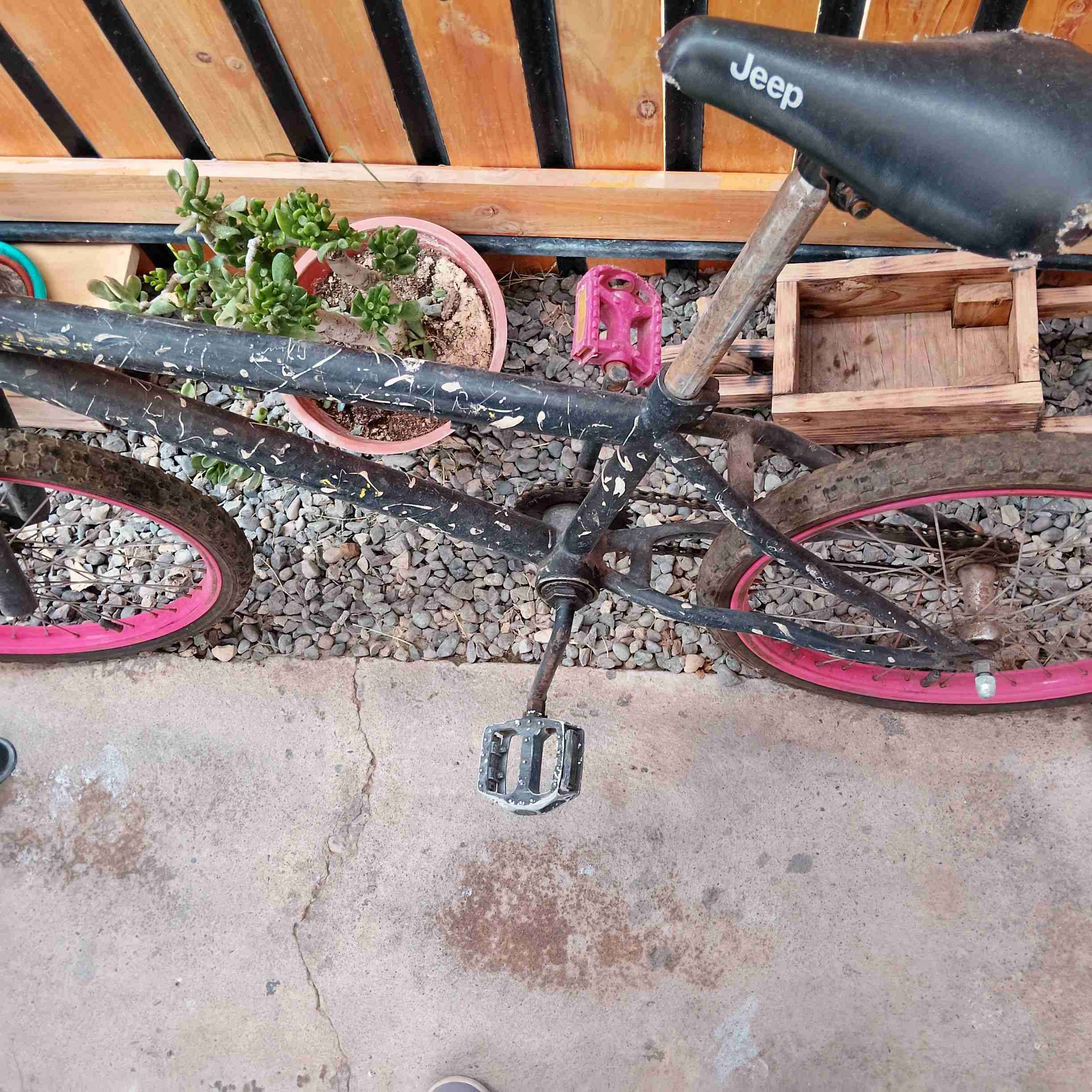 Bicicleta BMX negra con llantas rojas - miniatura 4