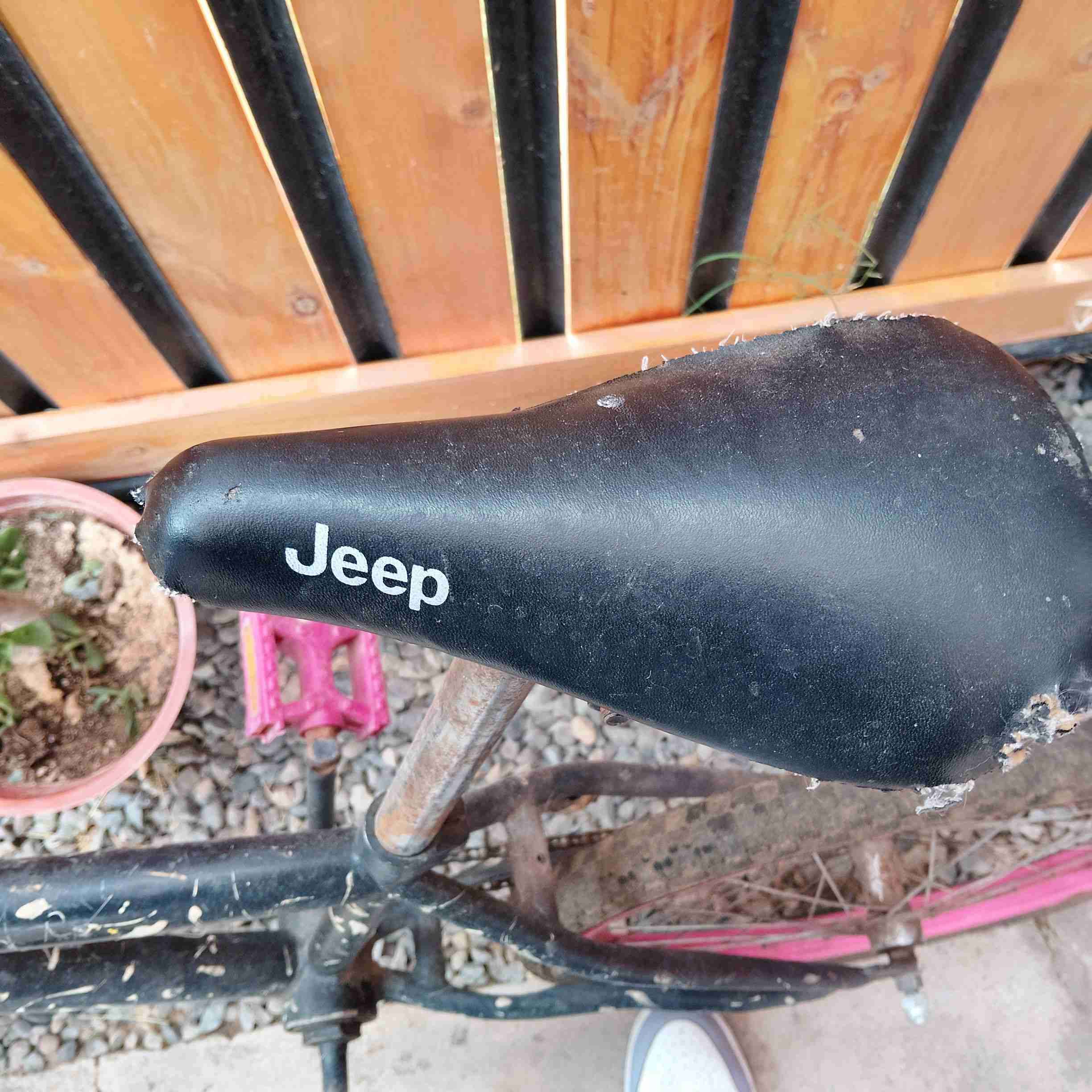 Bicicleta BMX negra con llantas rojas - miniatura 5