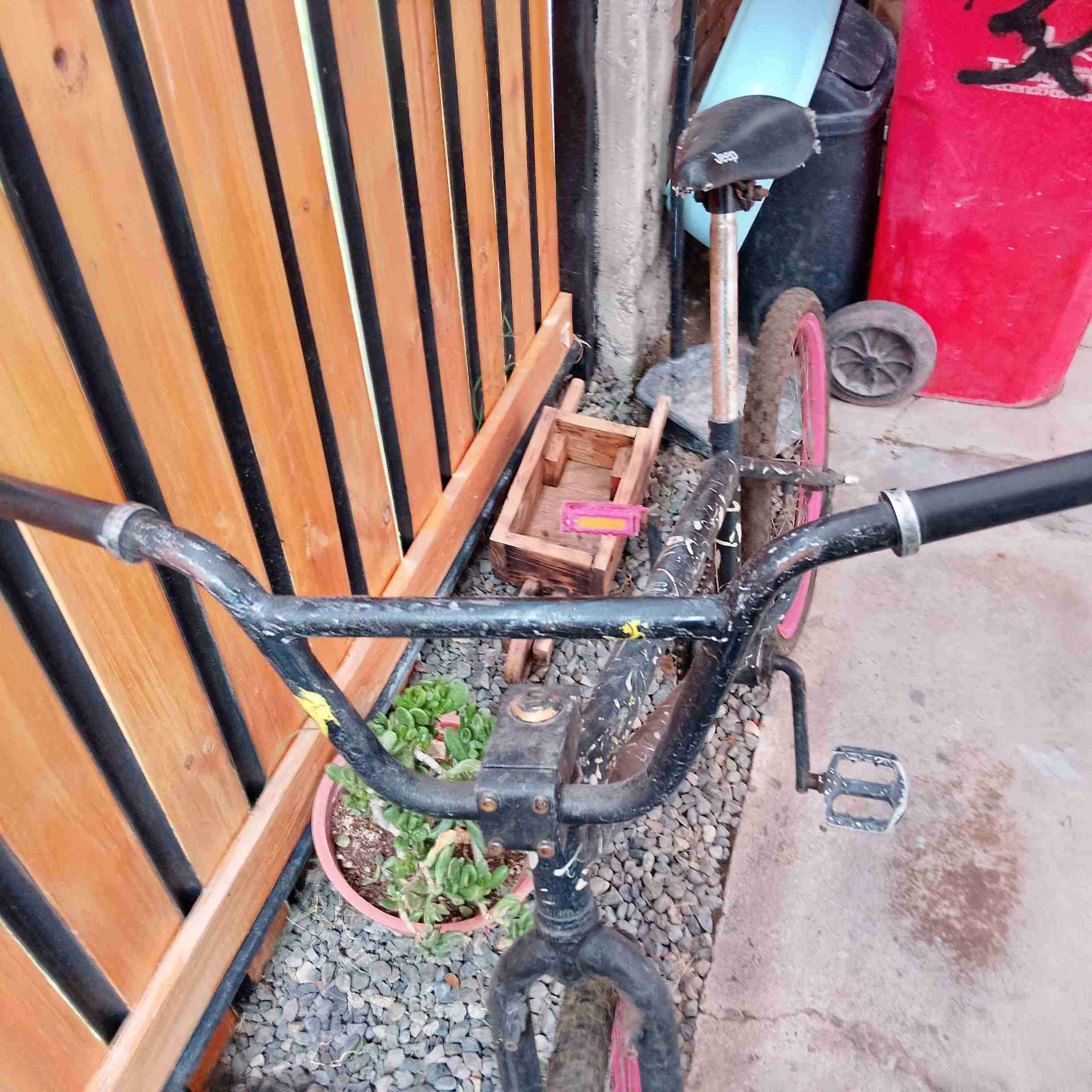 Bicicleta BMX negra con llantas rojas - miniatura 6