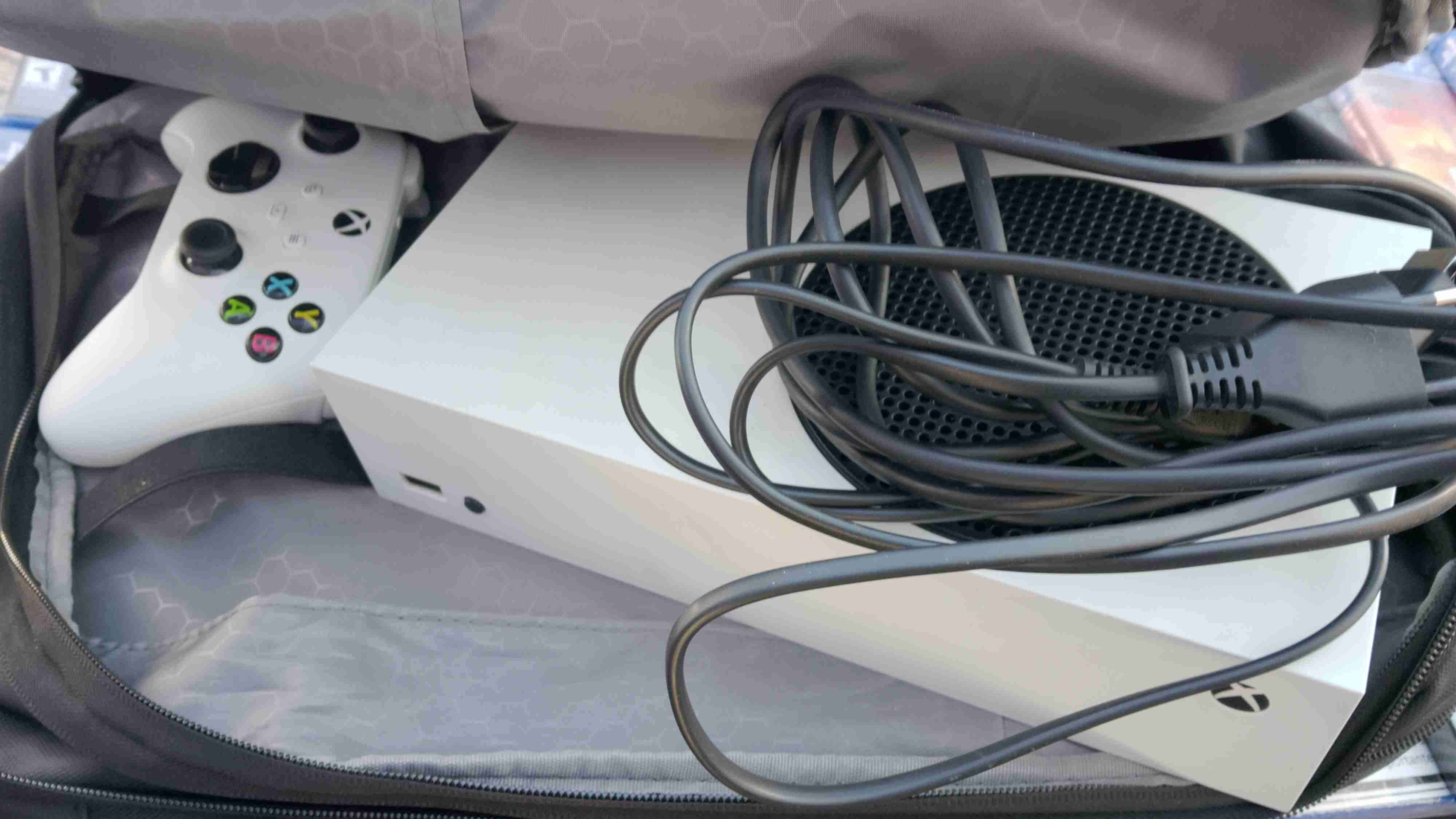 Consola Xbox blanca con control