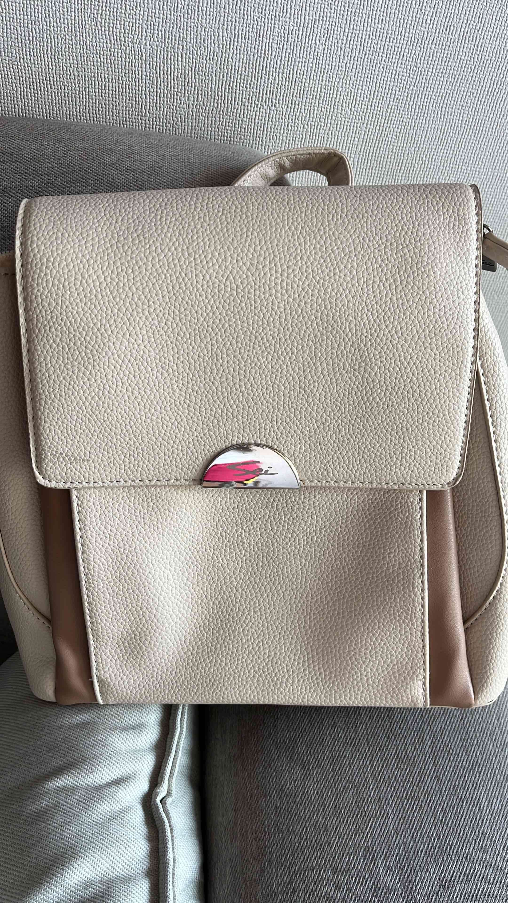 Mochila beige con detalle metálico - miniatura 1