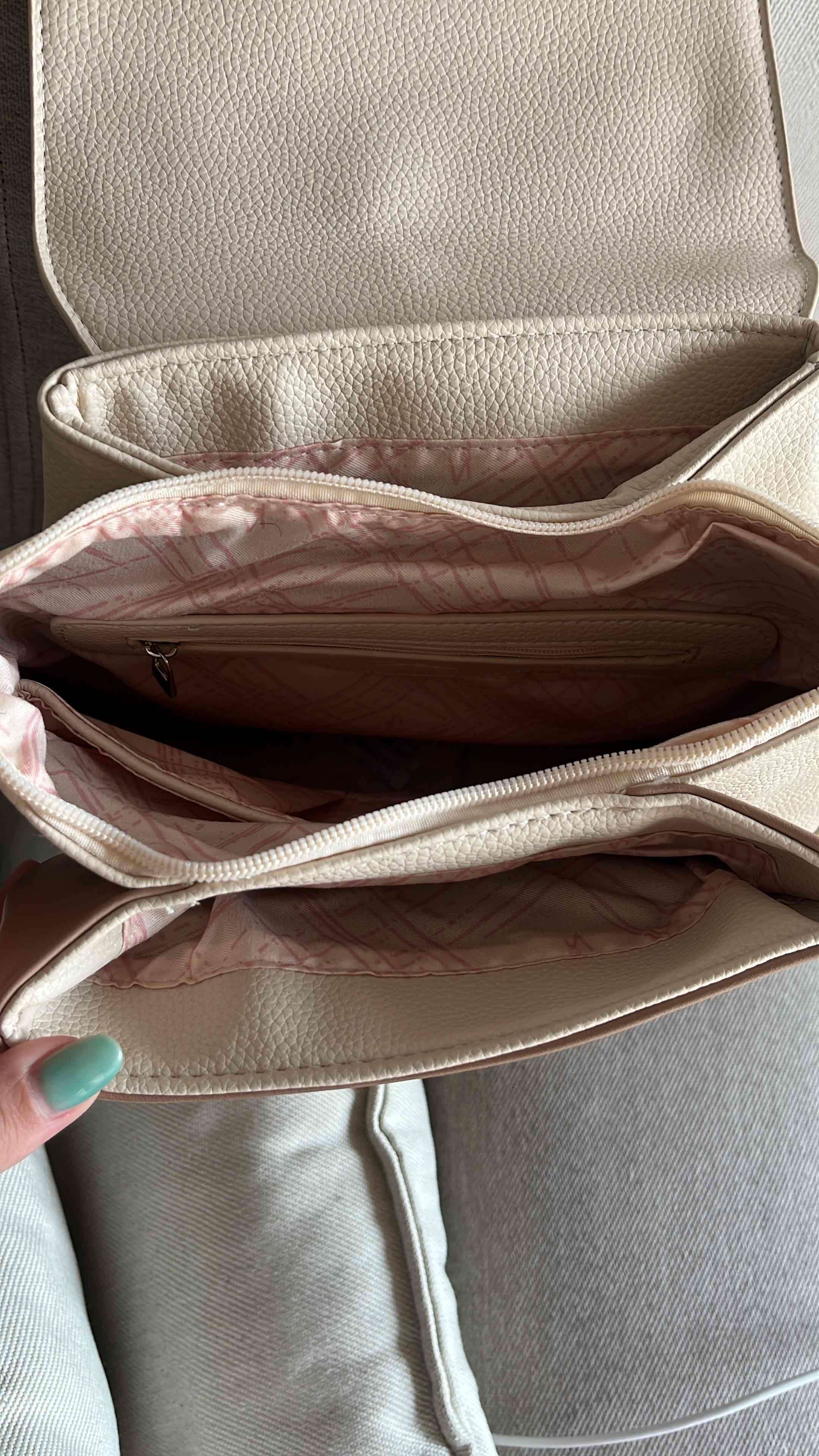 Mochila beige con detalle metálico - miniatura 2