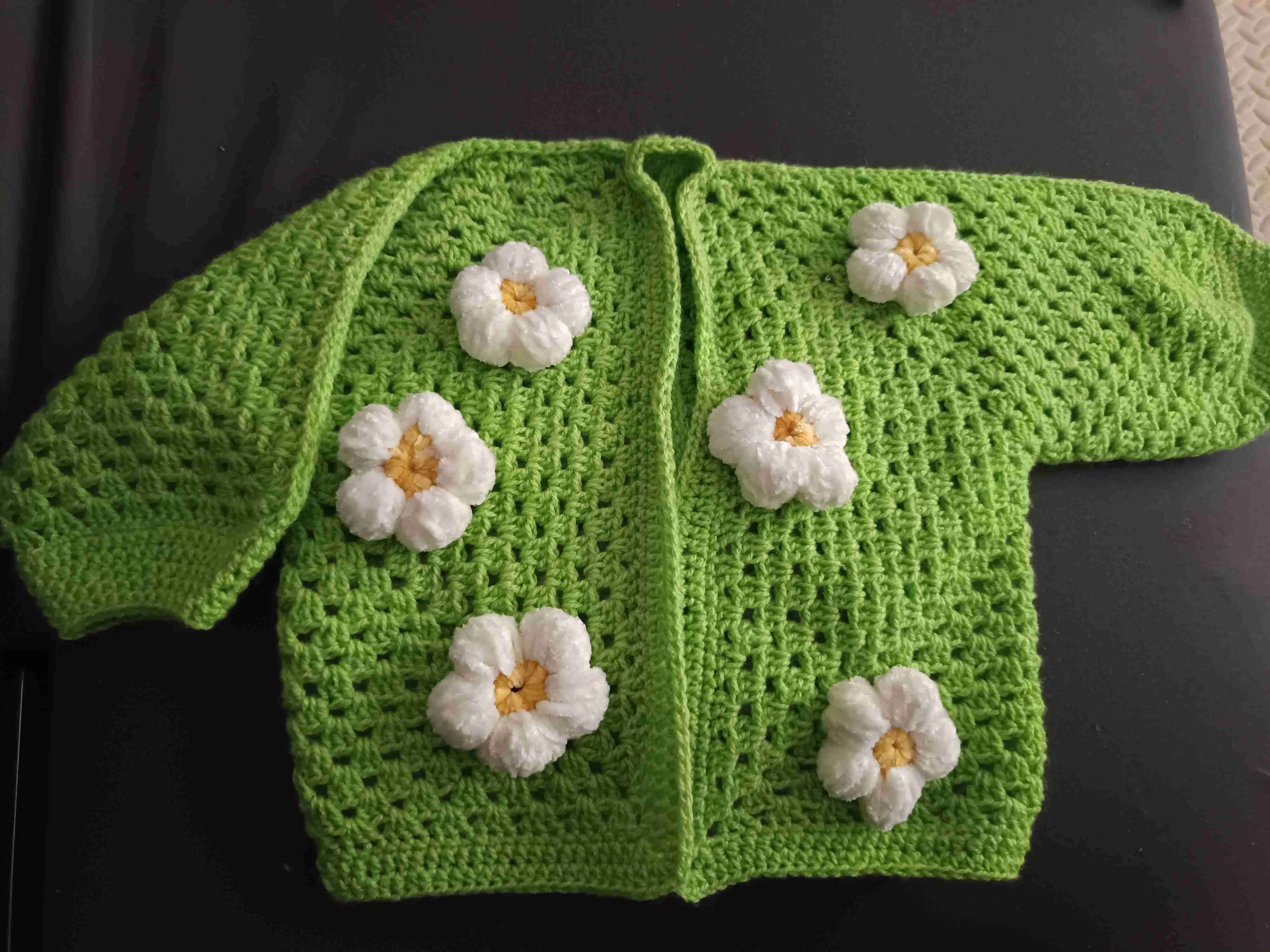 Cárdigan de crochet verde con flores