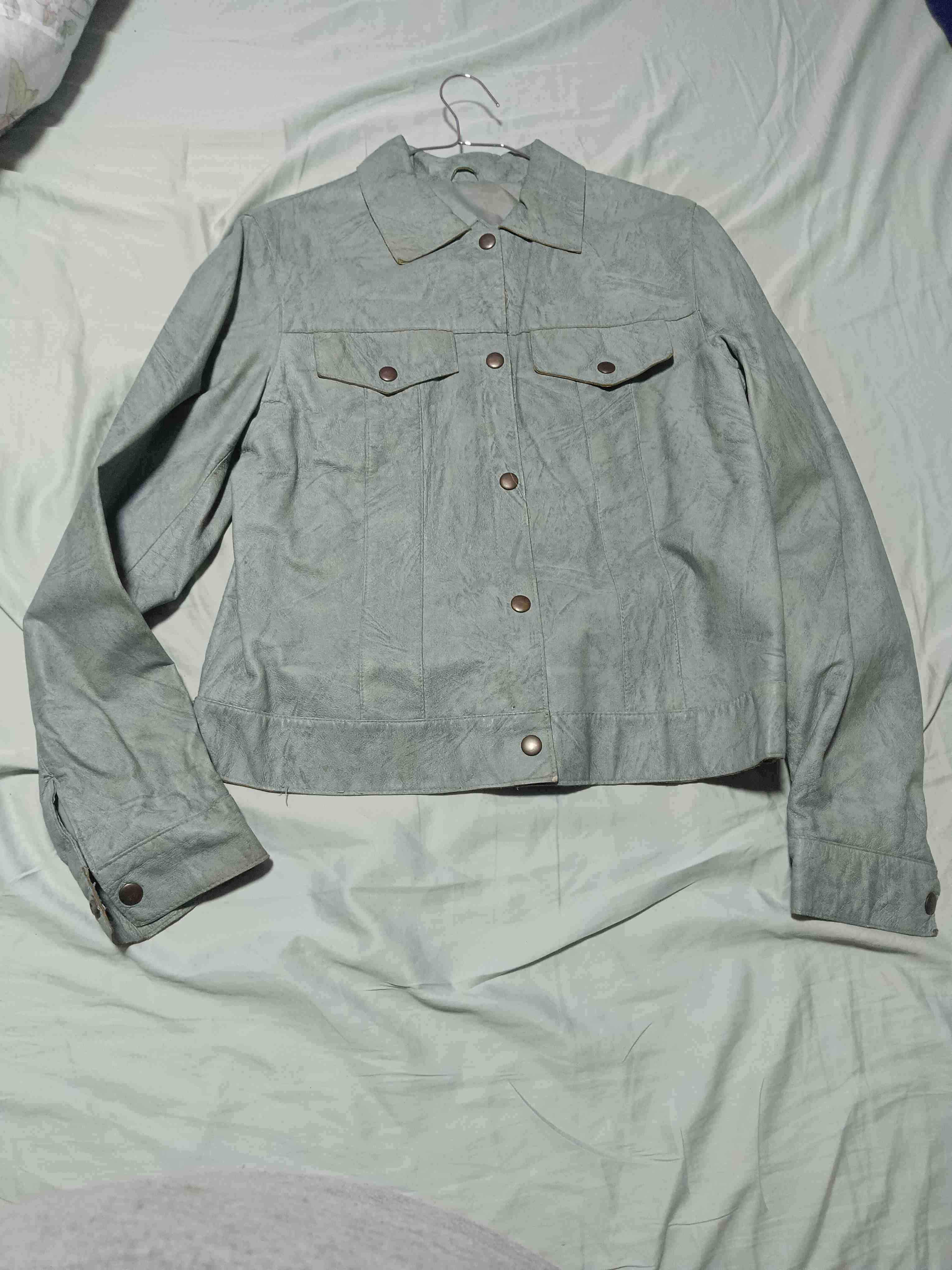 Chaqueta verde con botones marrón