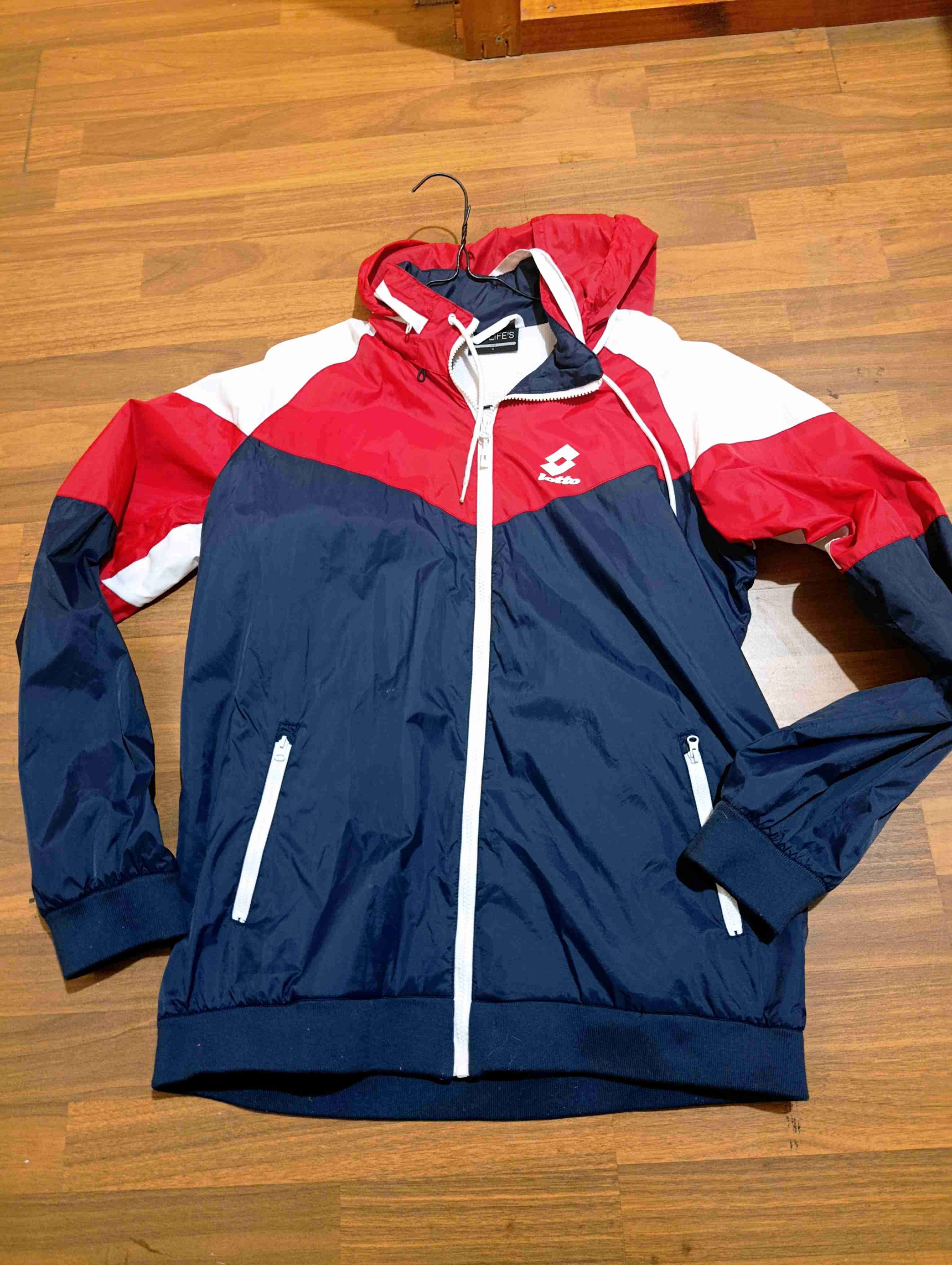 Cortavientos tricolor con capucha