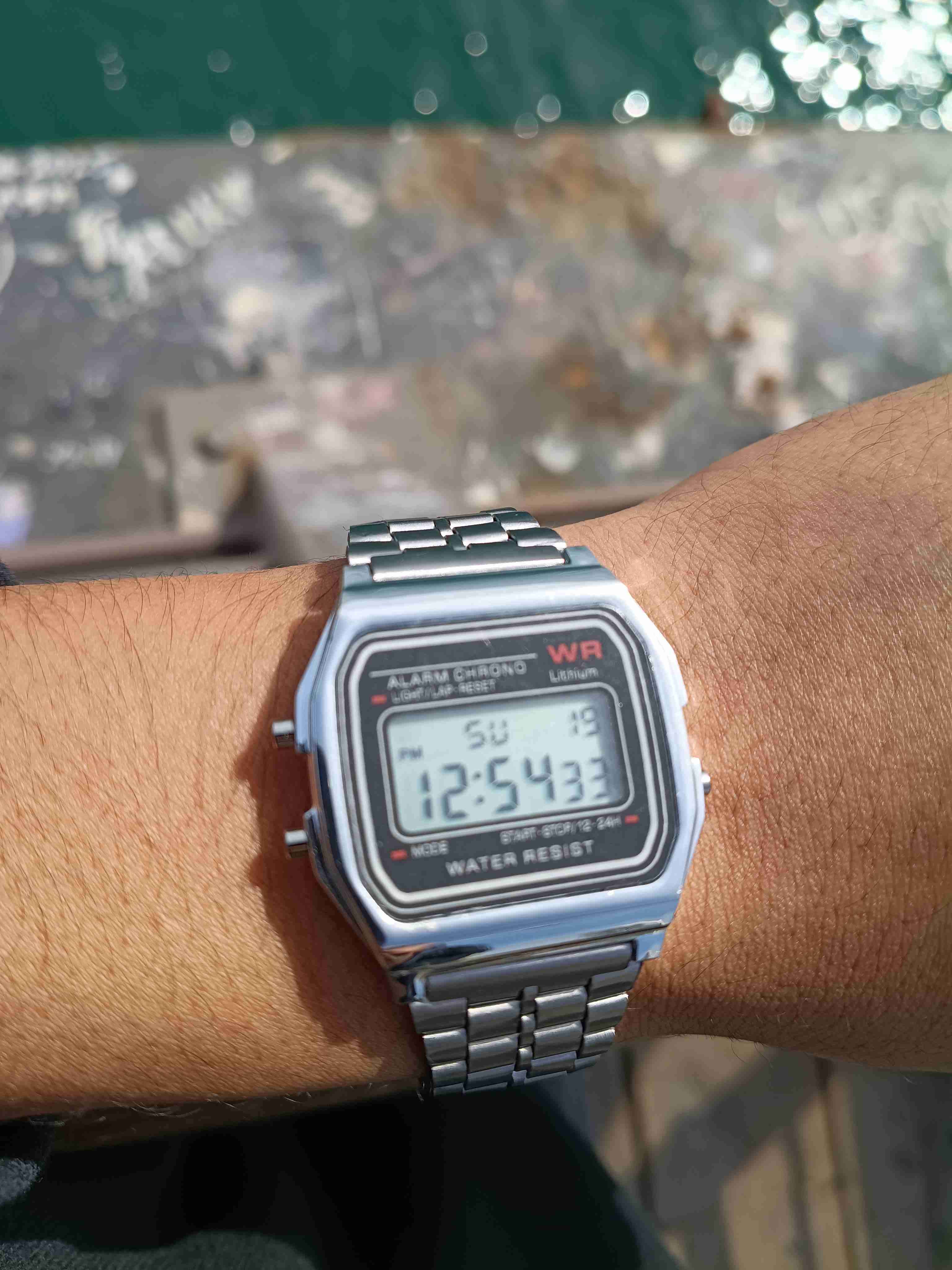 Reloj digital plateado retro - miniatura 1