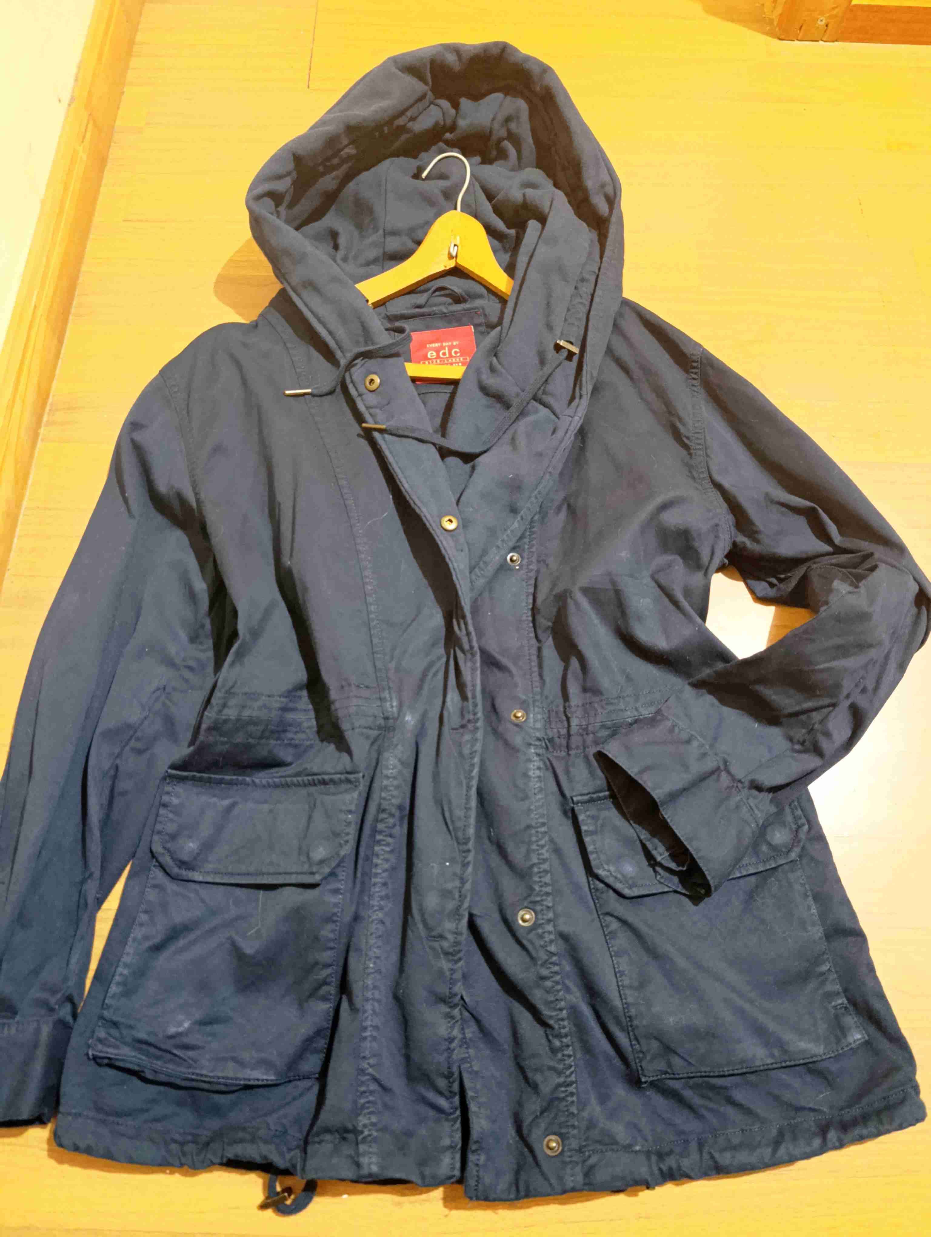 Abrigo azul con capucha