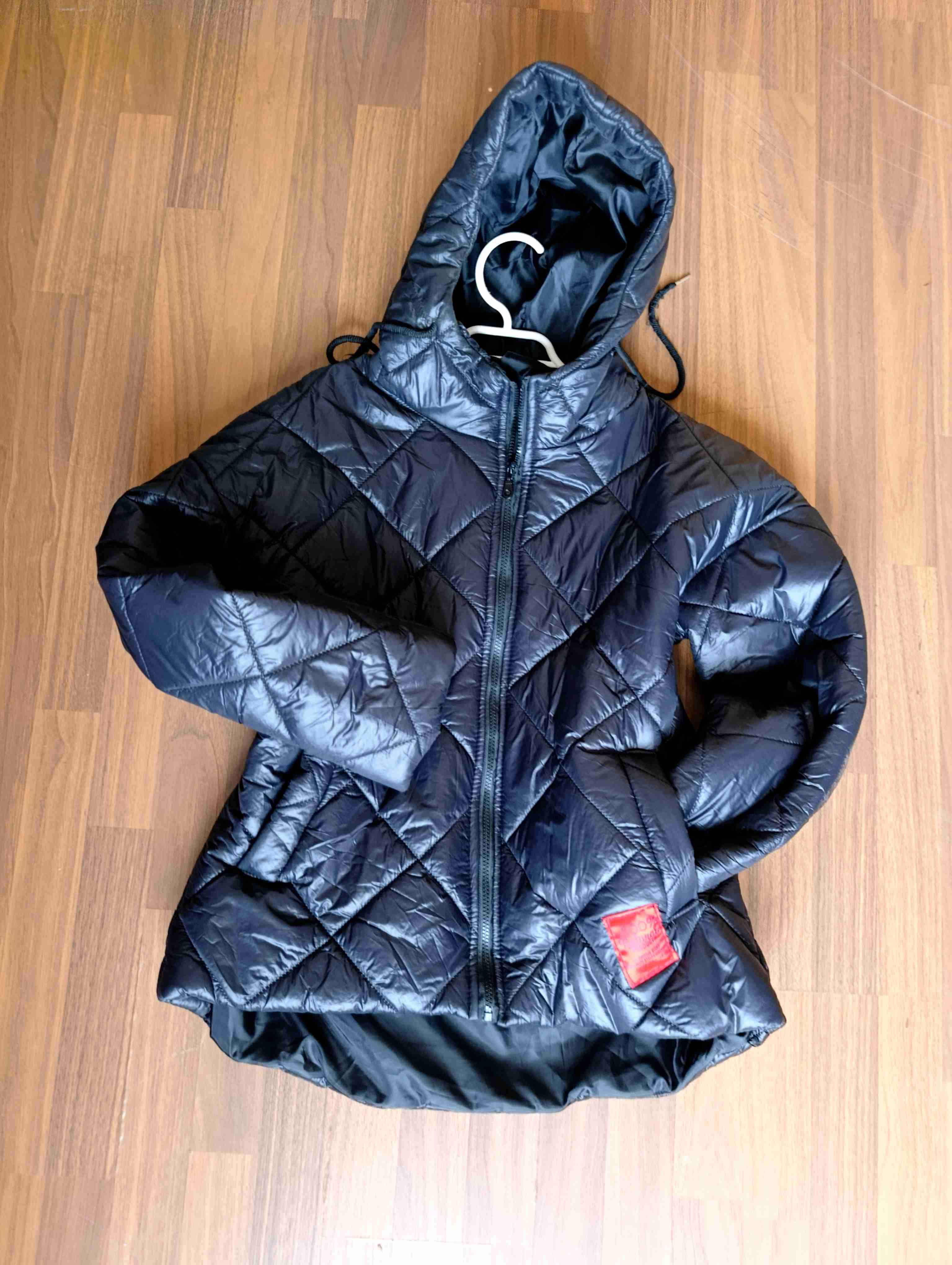 Chaqueta acolchada negra con capucha