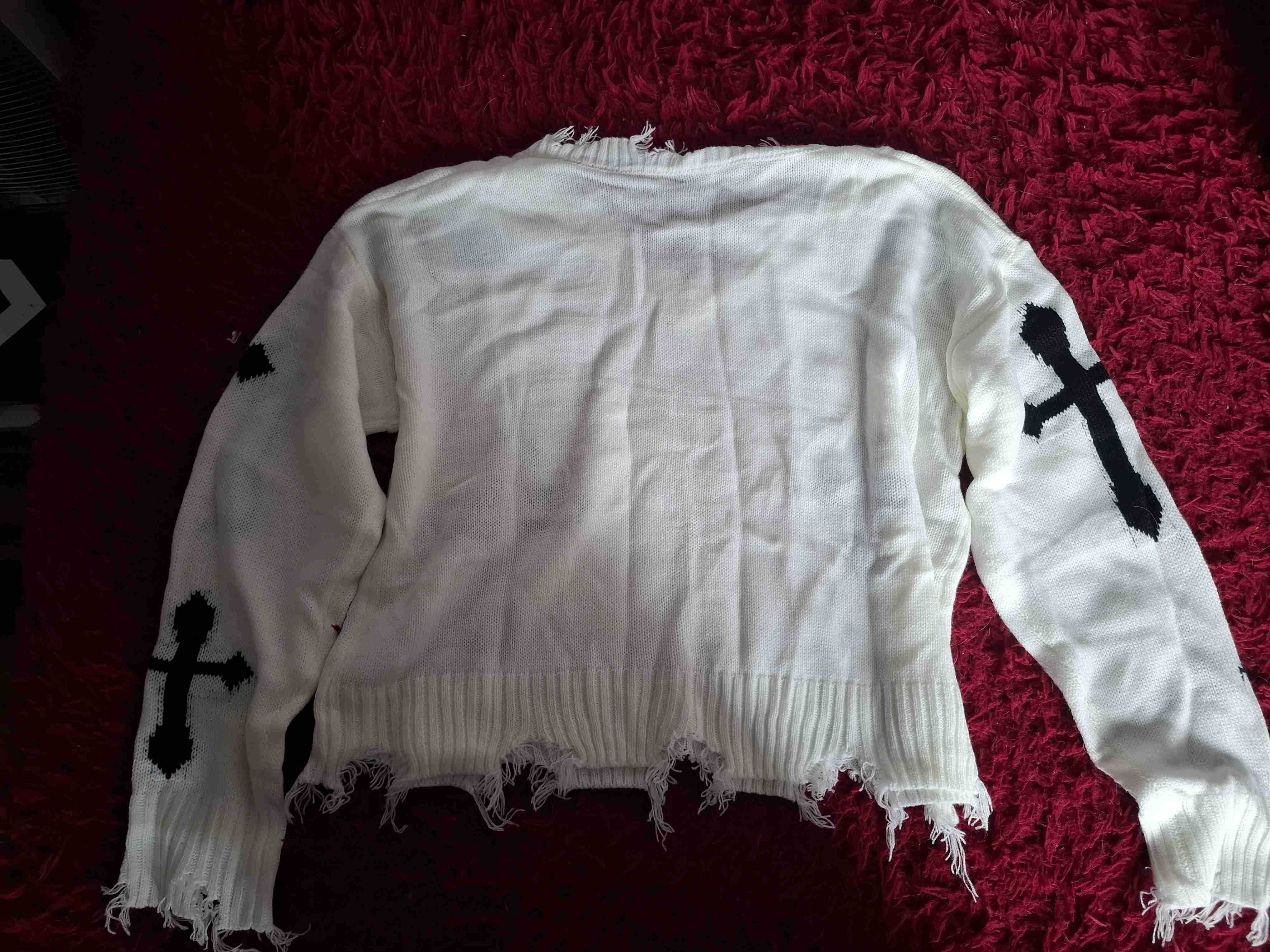 Suéter blanco con cruces negras - miniatura 2