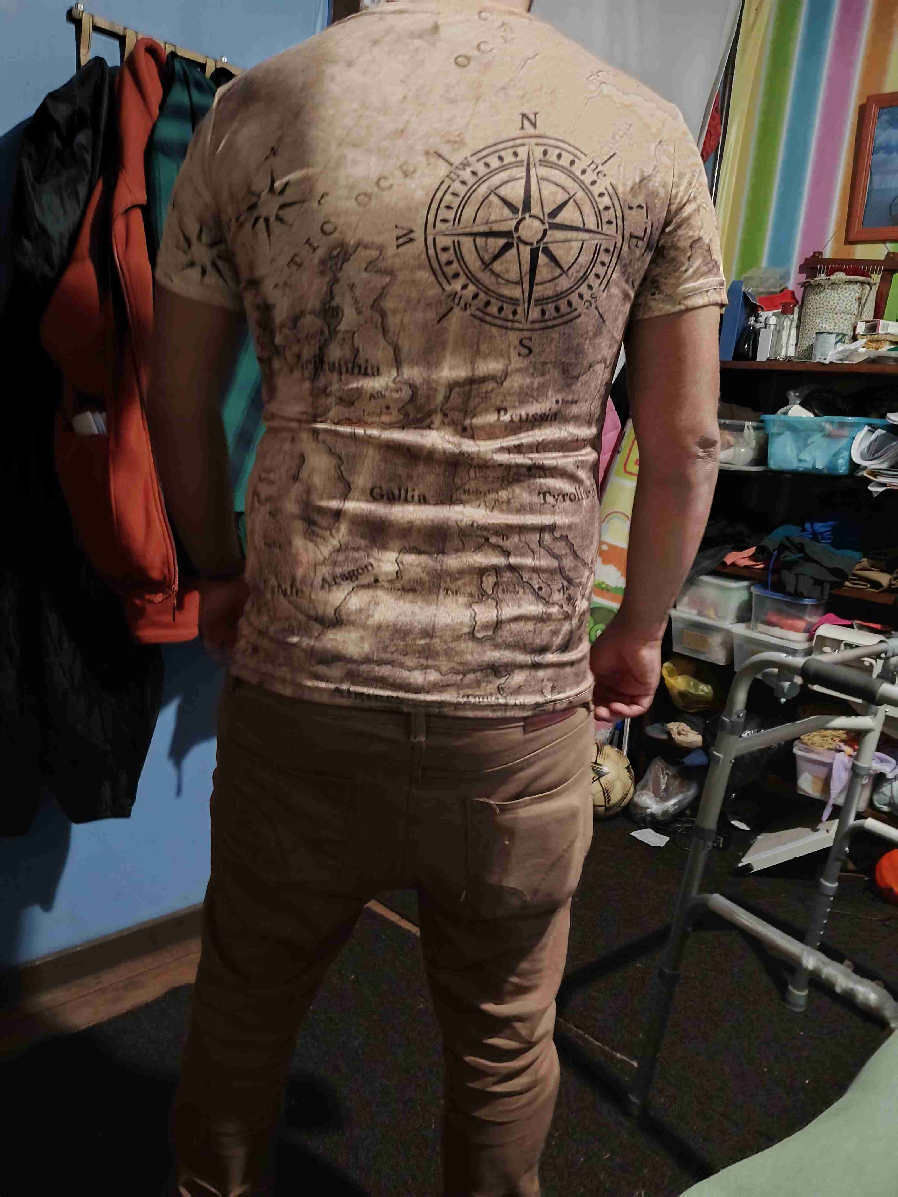 Polera con diseño de mapa - miniatura 2