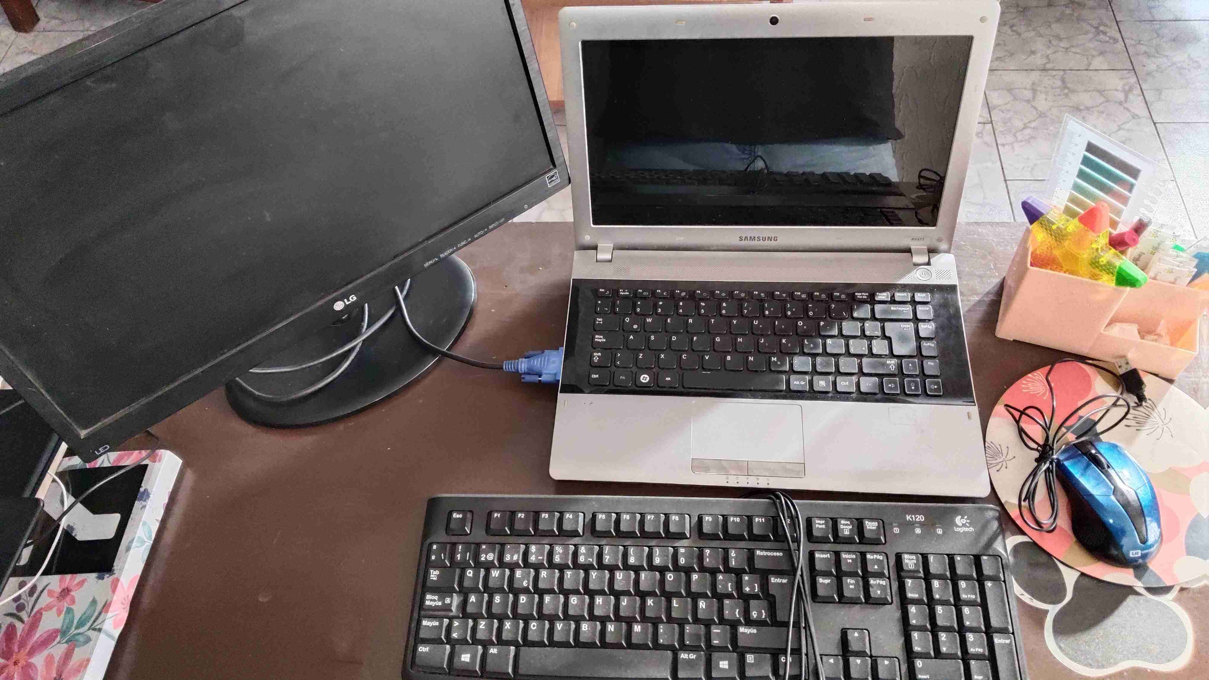 Laptop Samsung con monitor LG - miniatura 1