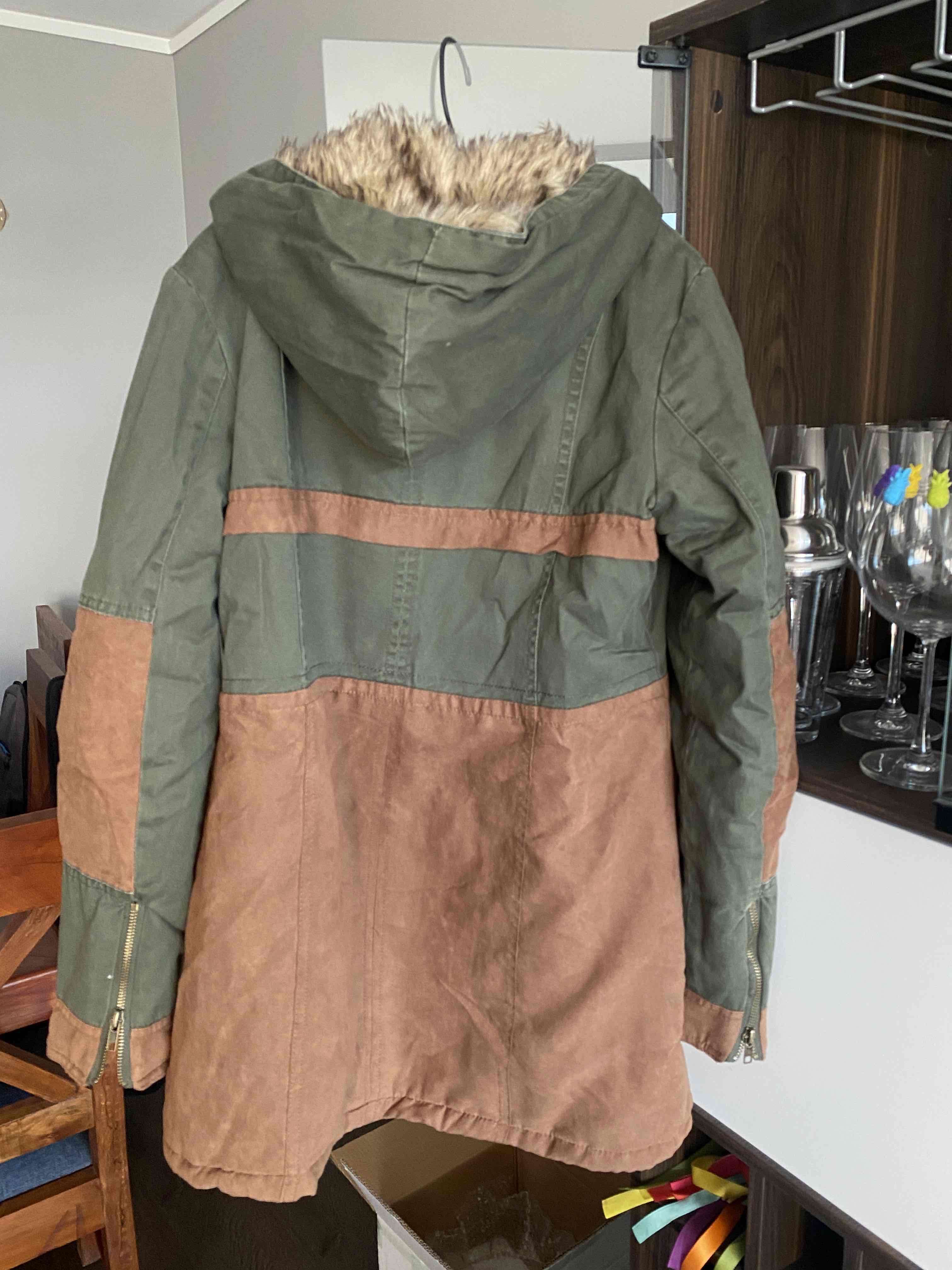 Parka verde con detalles café - miniatura 2