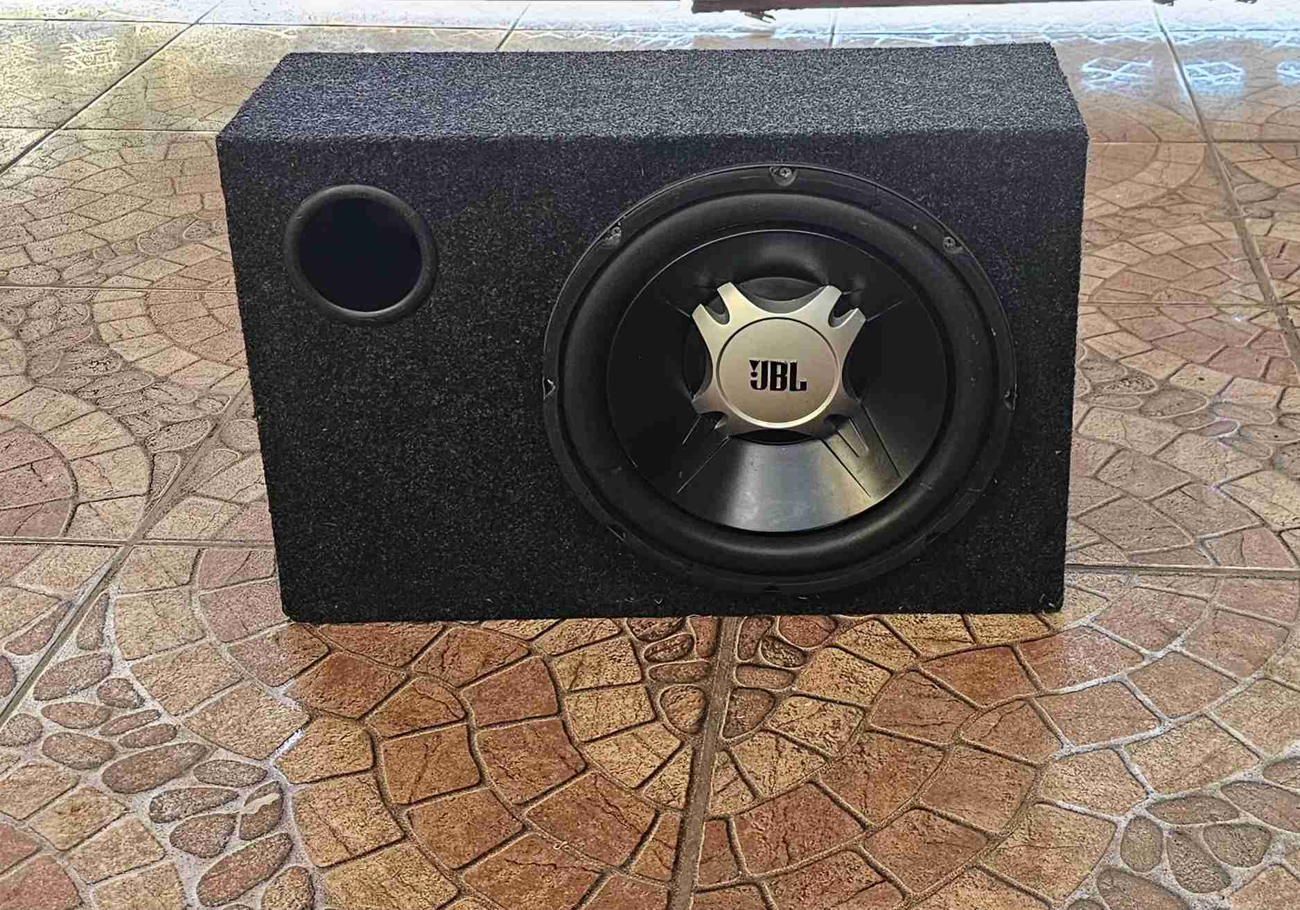 Subwoofer JBL para auto