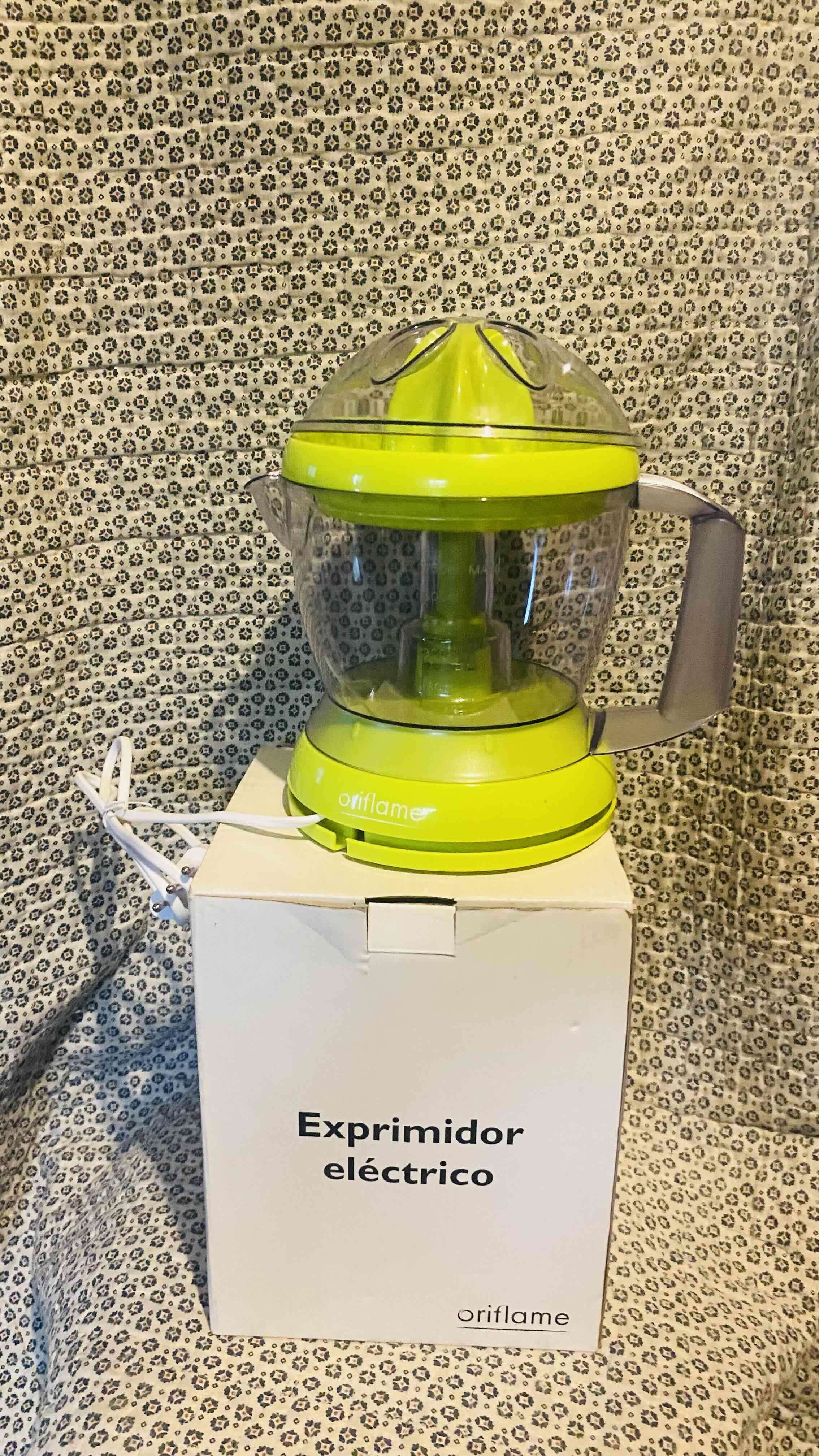 Exprimidor eléctrico marca desconocida - miniatura 2