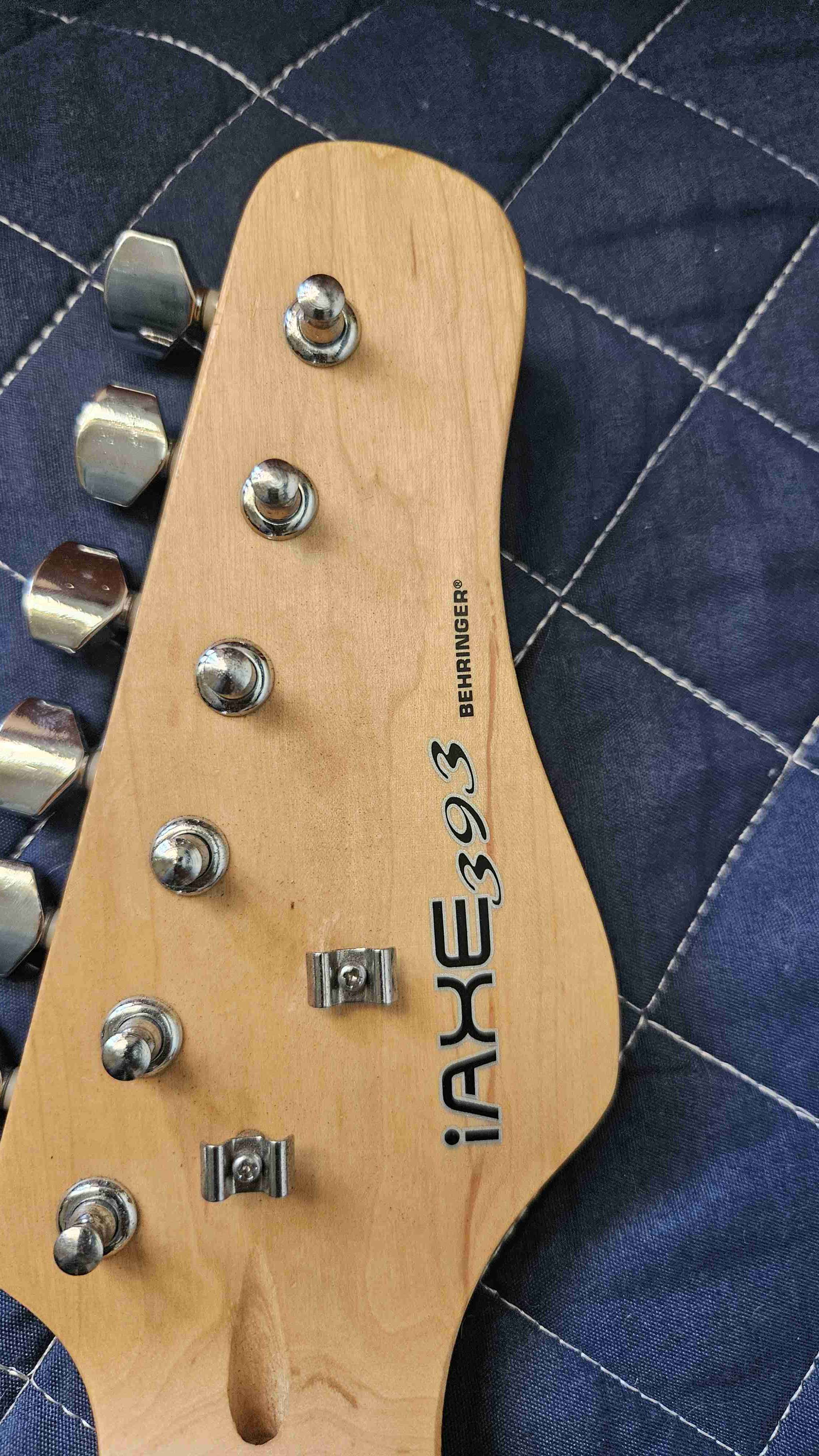 Guitarra eléctrica blanca Beringher - miniatura 3