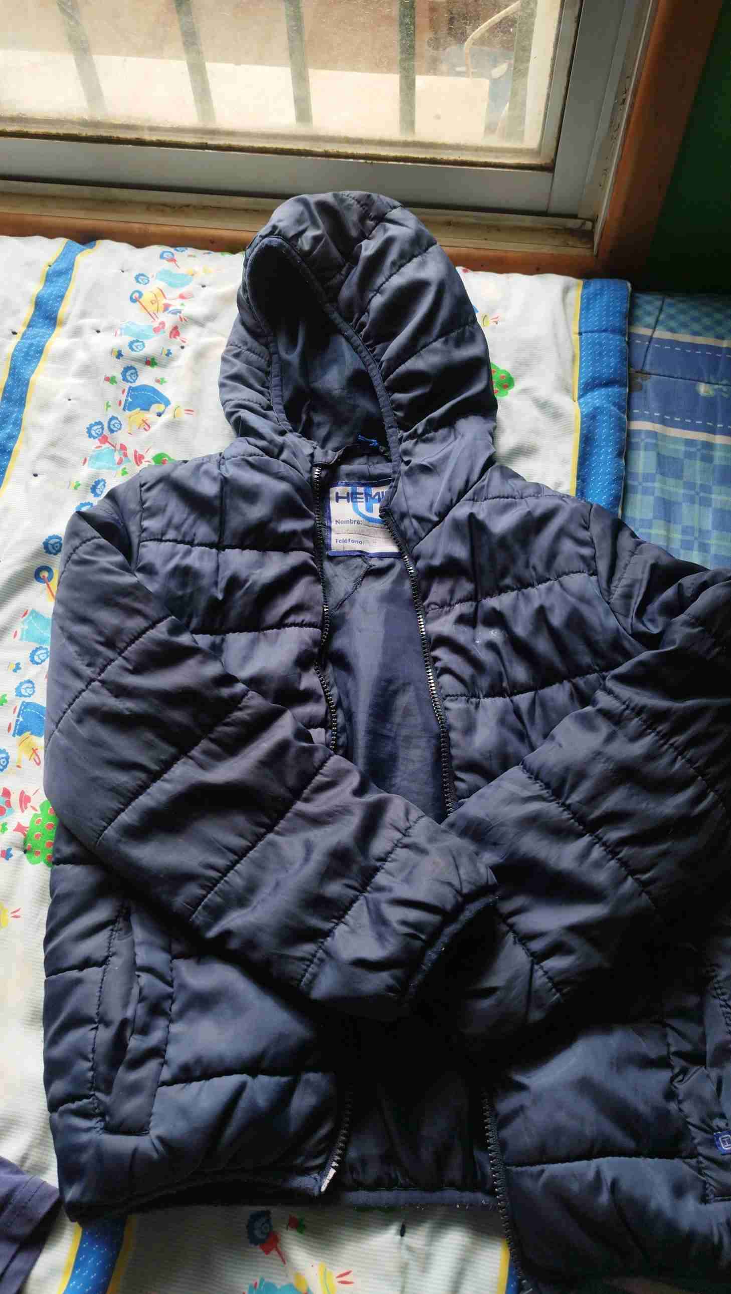 Chaqueta azul acolchada con capucha - miniatura 2