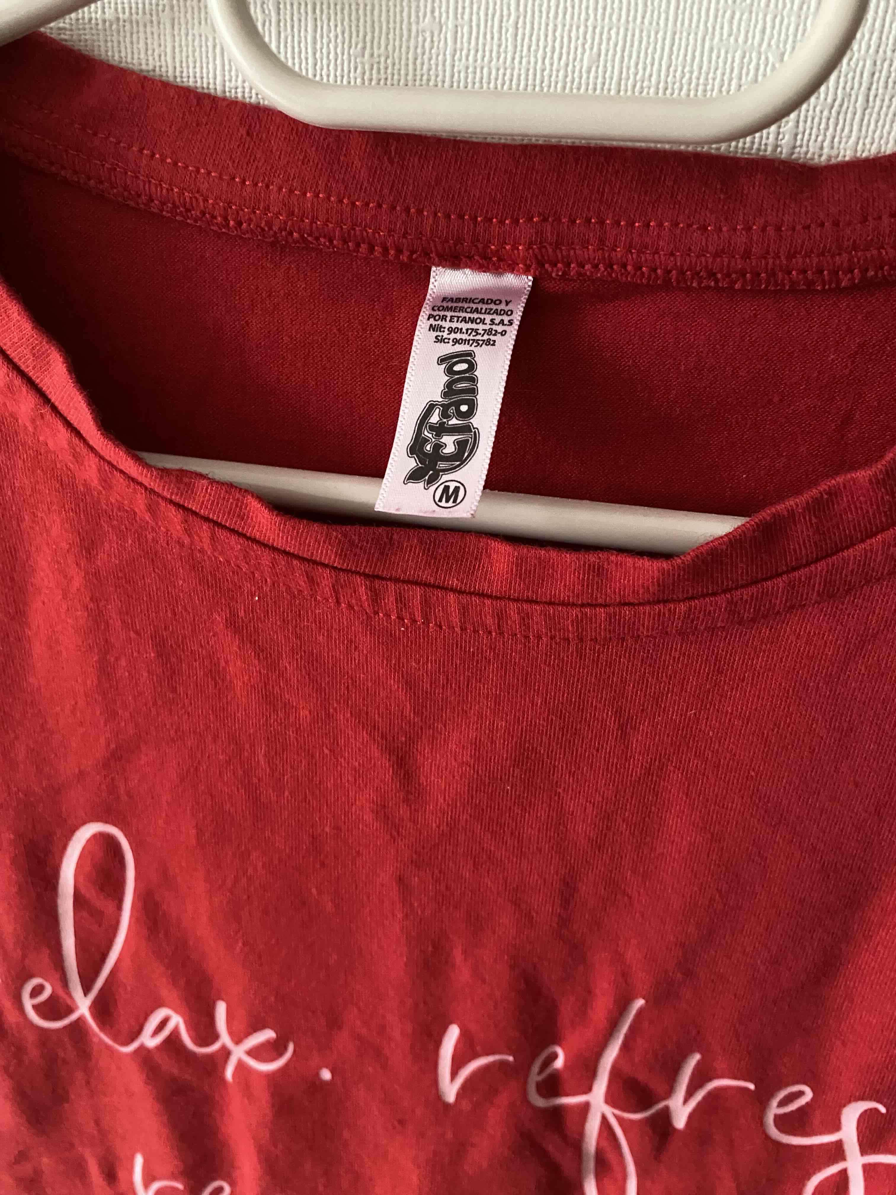Polera roja con texto - miniatura 2