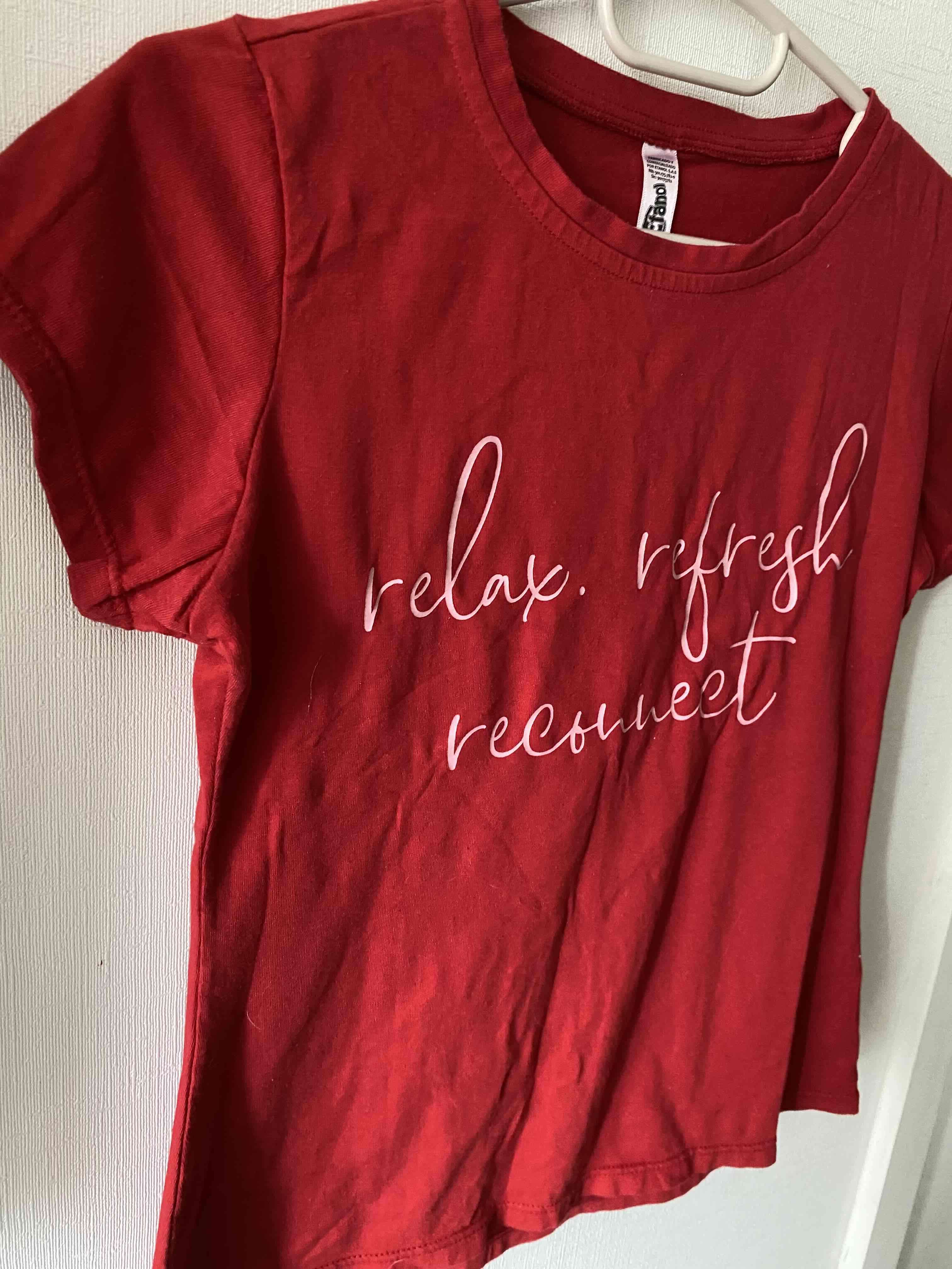 Polera roja con texto - miniatura 3