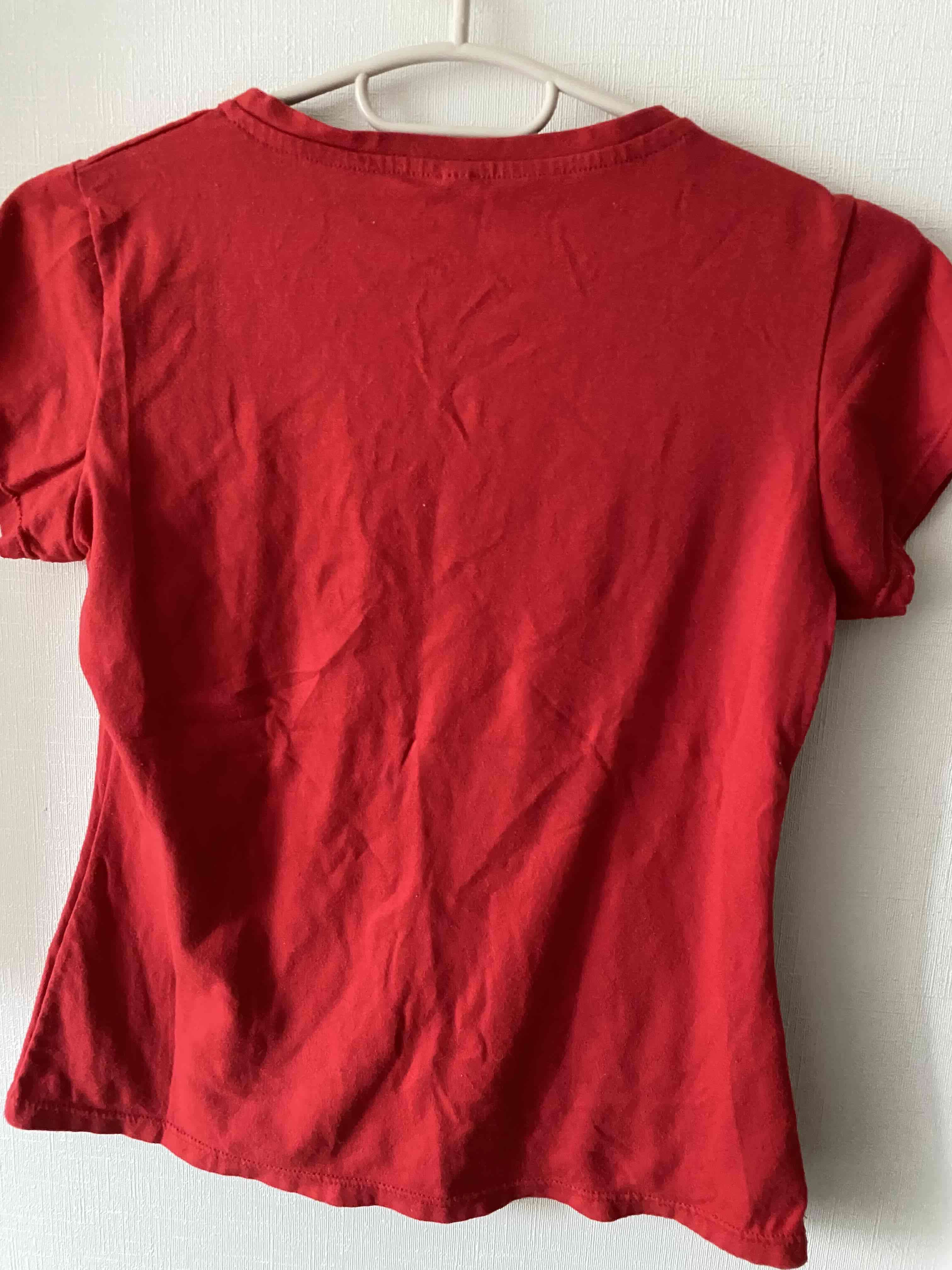 Polera roja con texto - miniatura 4