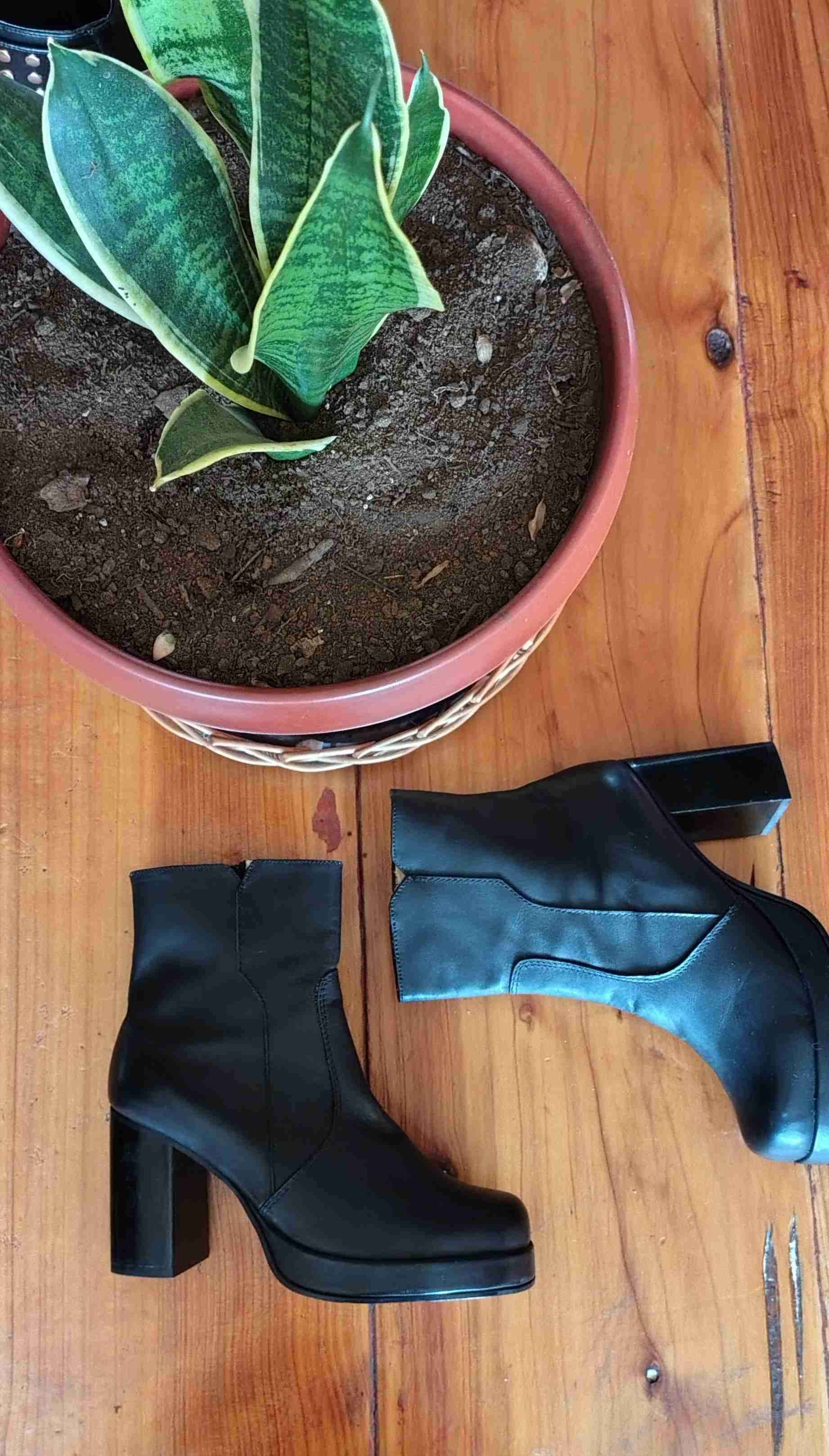 Botines negros con tachas - miniatura 2