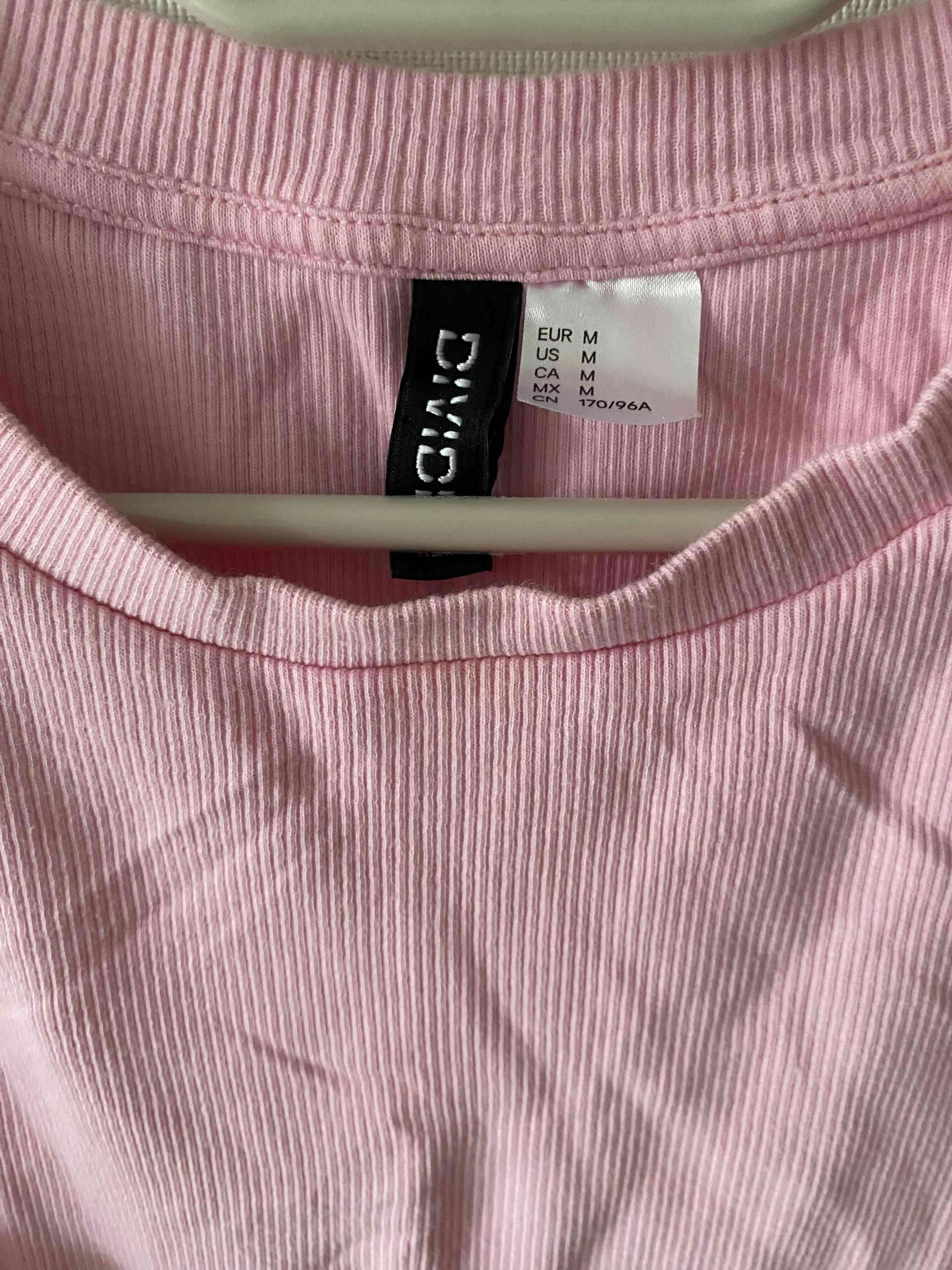 Polera rosa con volantes - miniatura 3