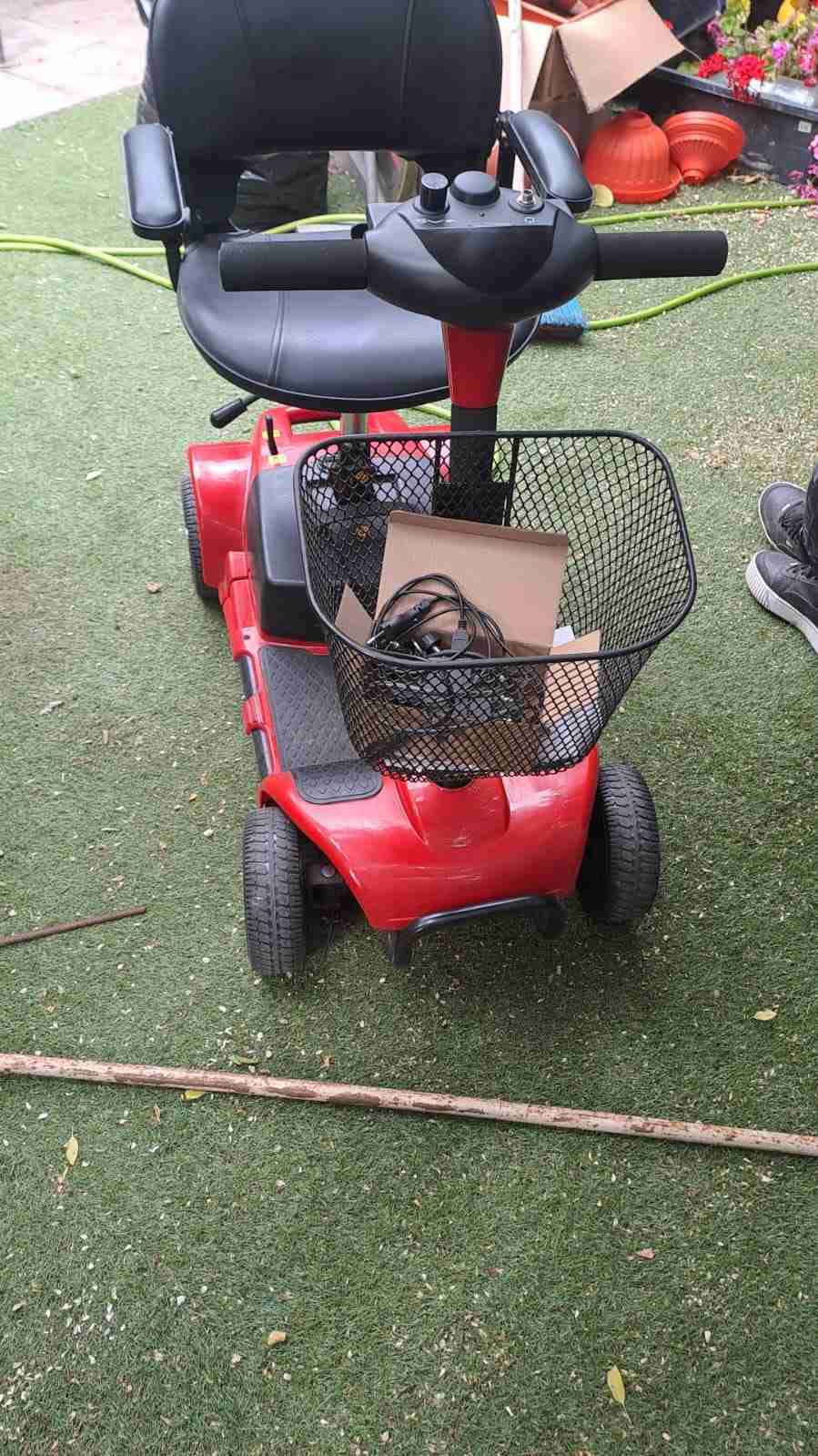 Scooter eléctrico rojo con canasta - miniatura 1