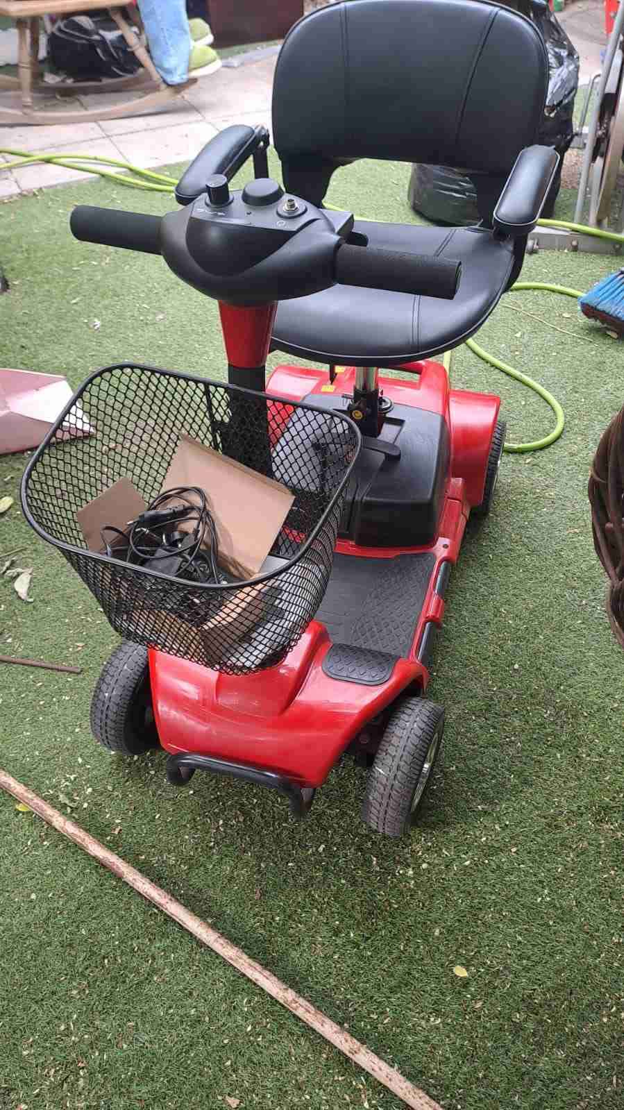 Scooter eléctrico rojo con canasta - miniatura 3