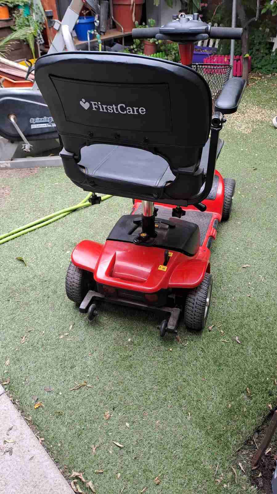 Scooter eléctrico rojo con canasta - miniatura 4