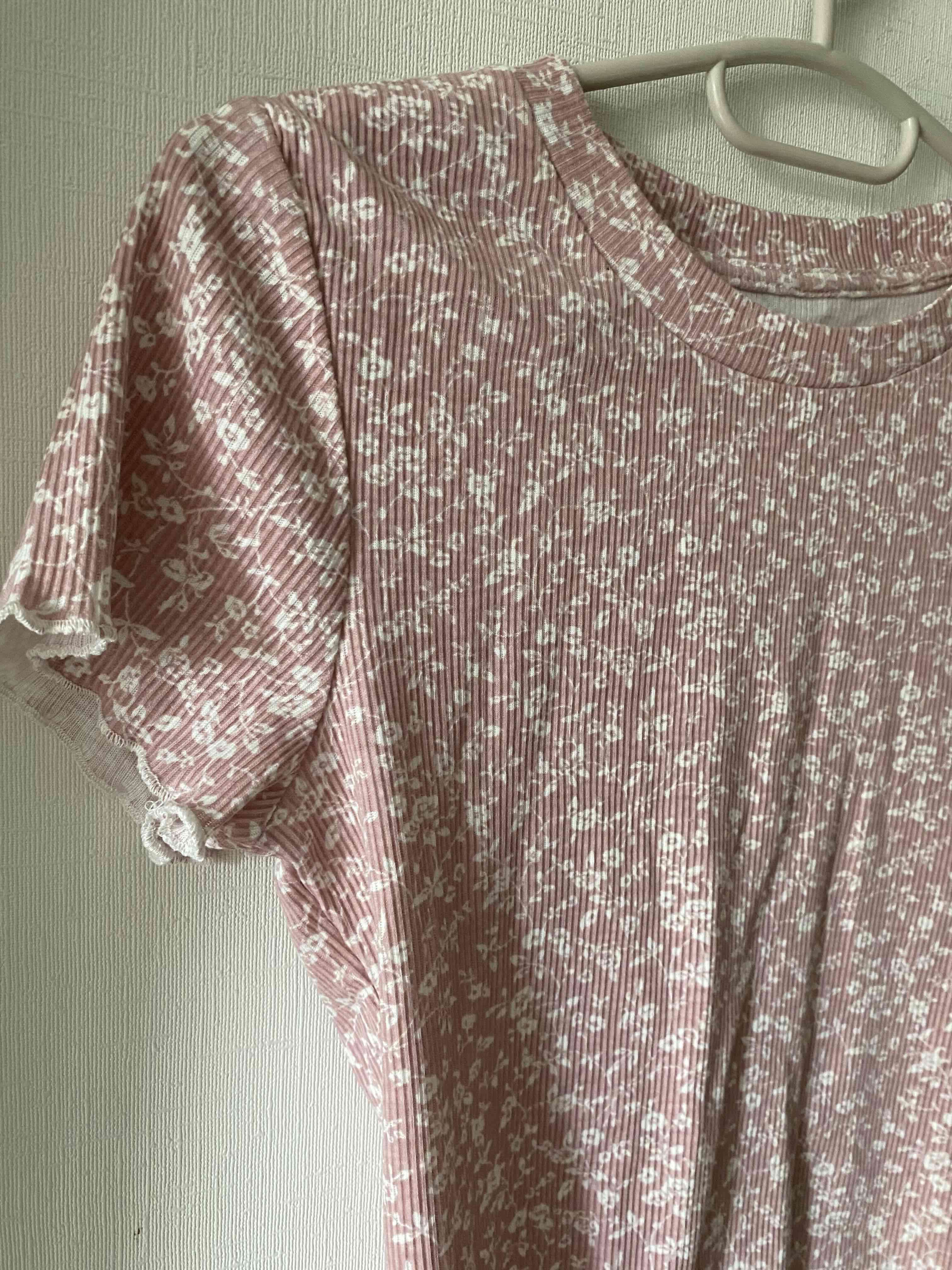 Polera rosada con estampado floral - miniatura 3