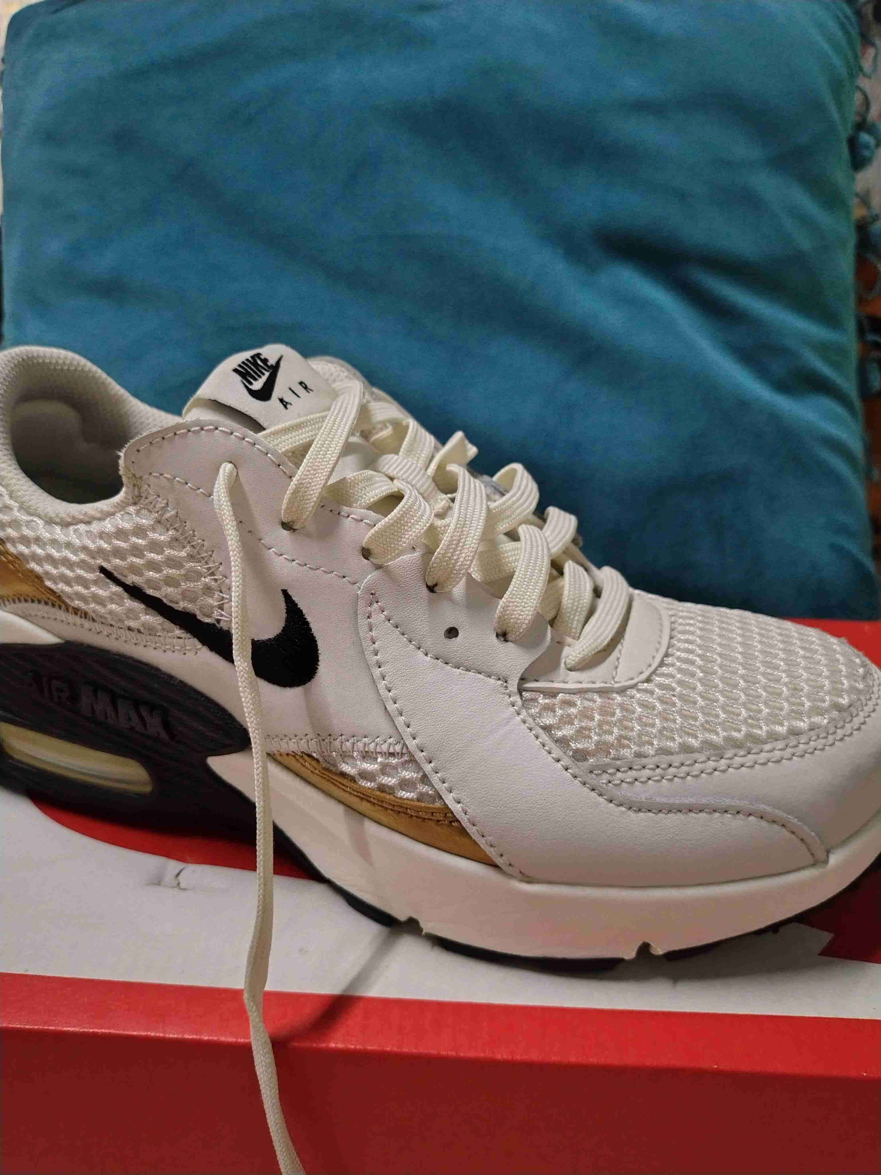 Zapatillas Nike blancas con detalles dorados - miniatura 2