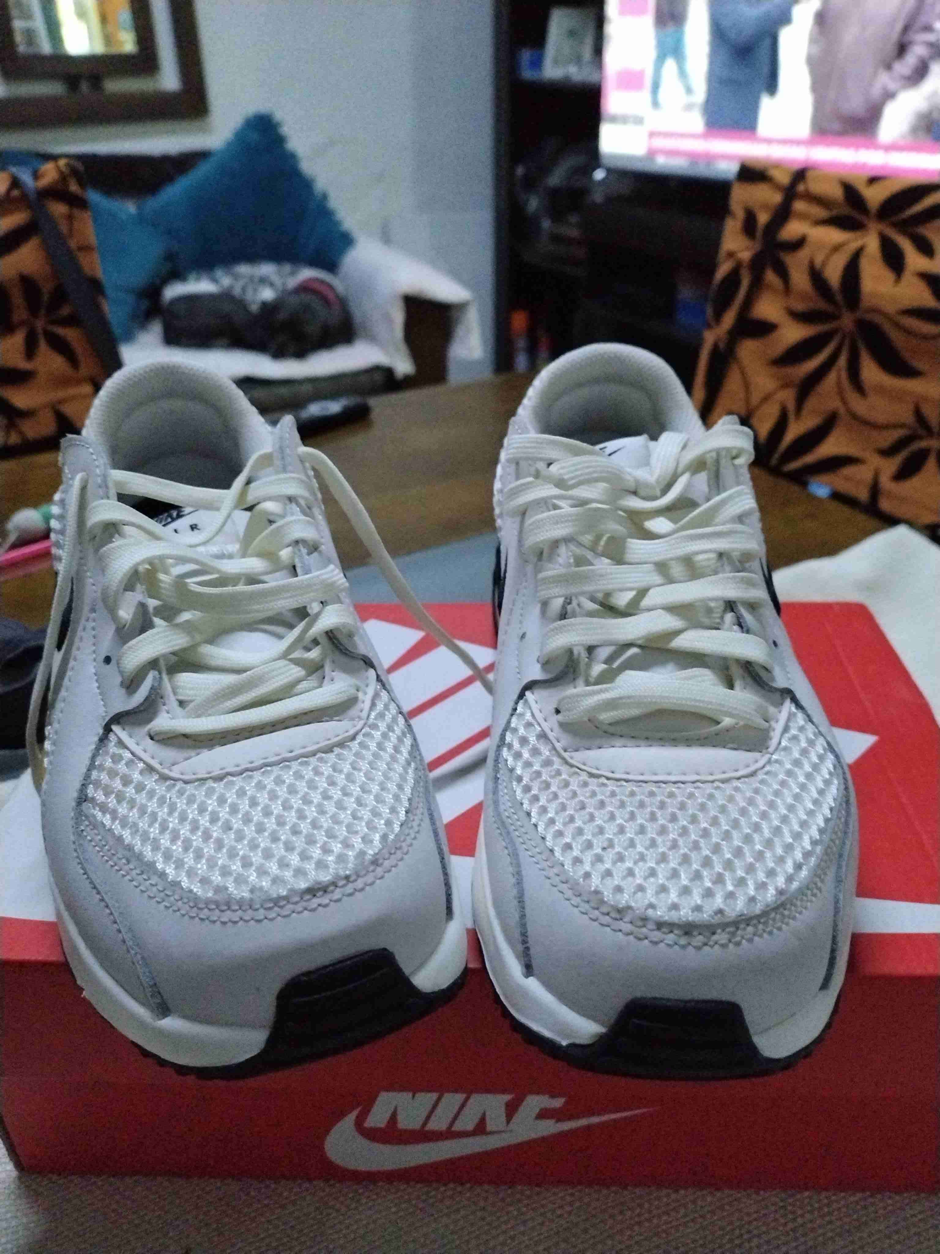 Zapatillas Nike blancas con detalles dorados - miniatura 3