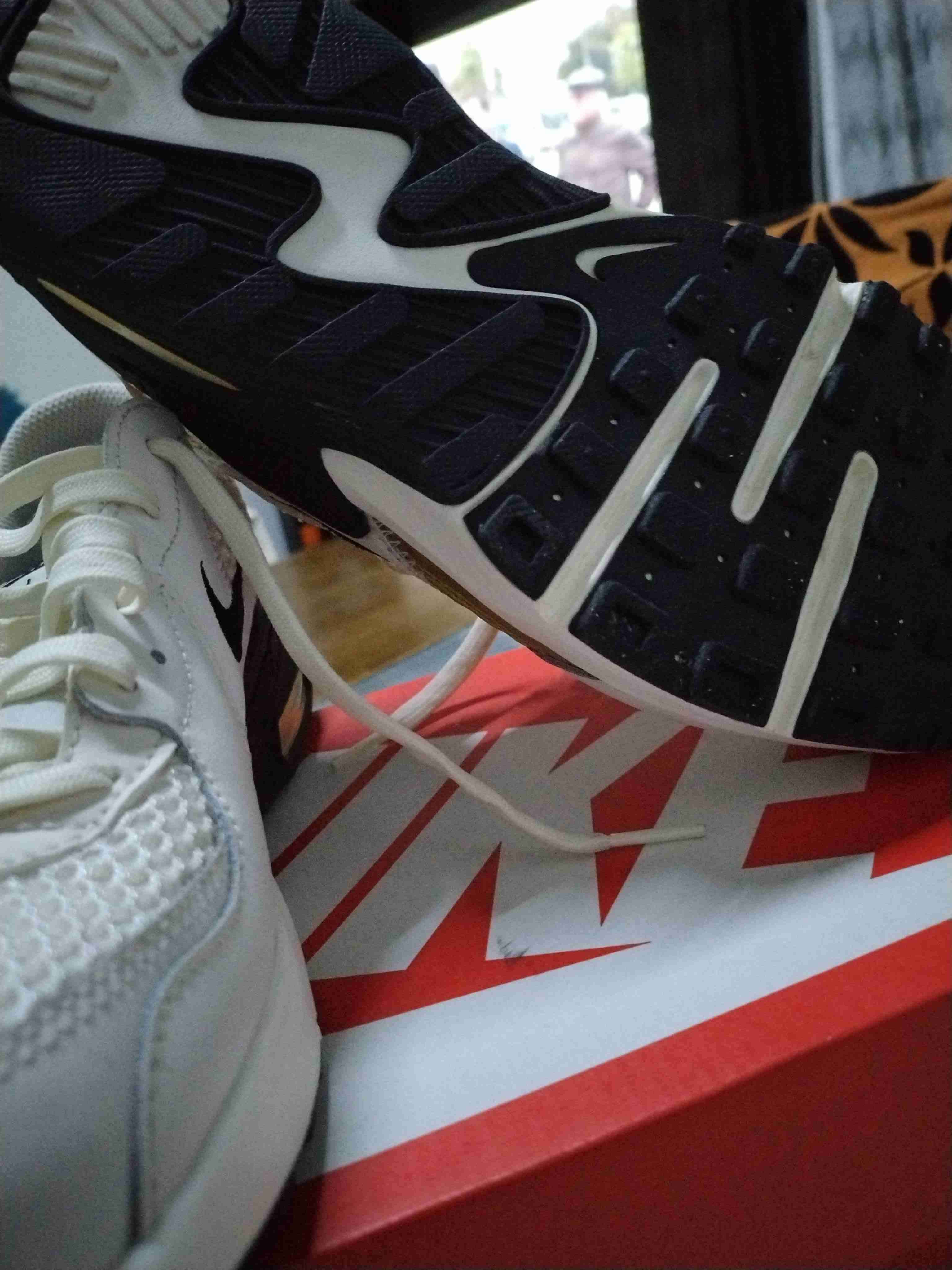 Zapatillas Nike blancas con detalles dorados - miniatura 4