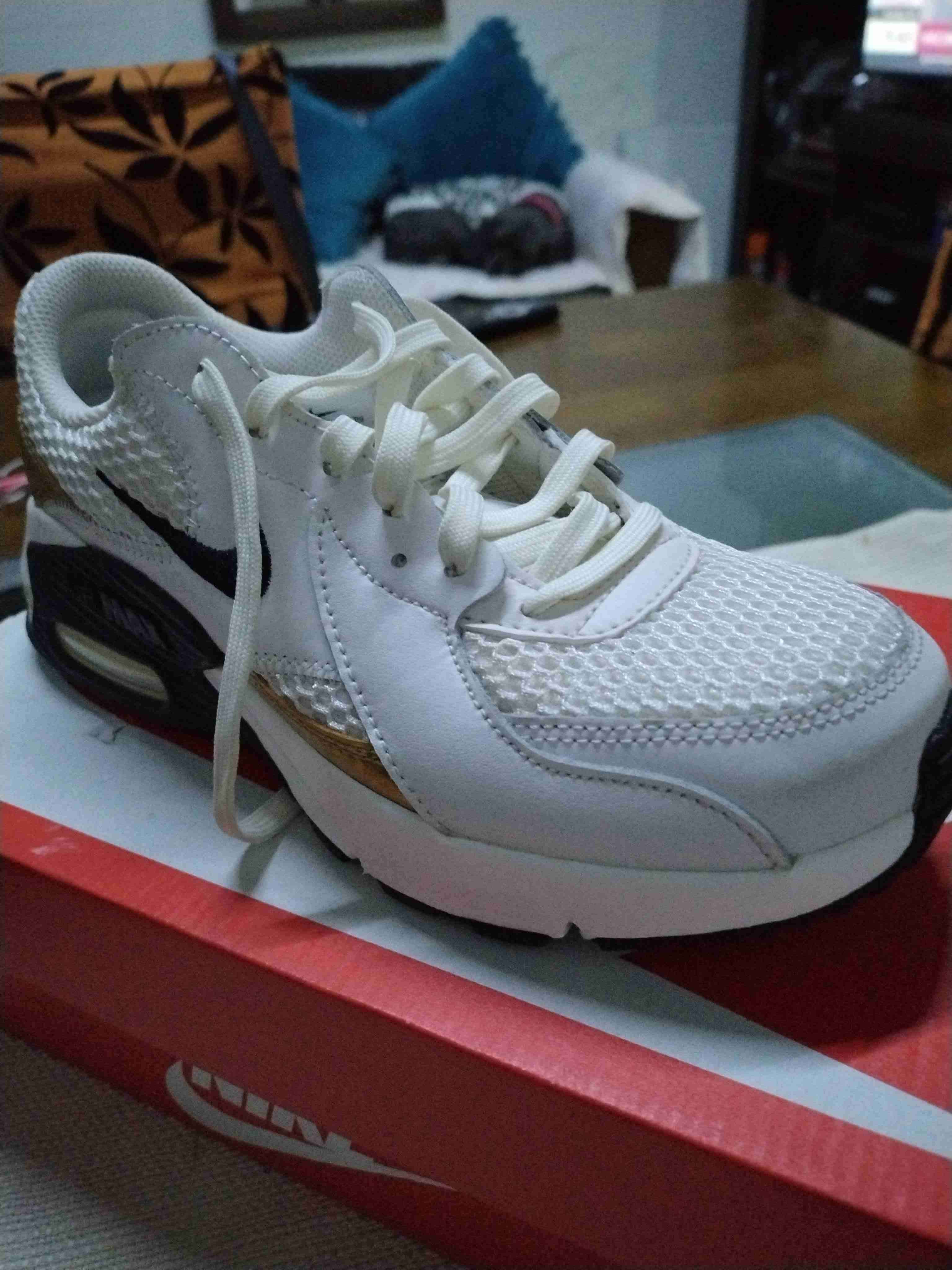 Zapatillas Nike blancas con detalles dorados - miniatura 5