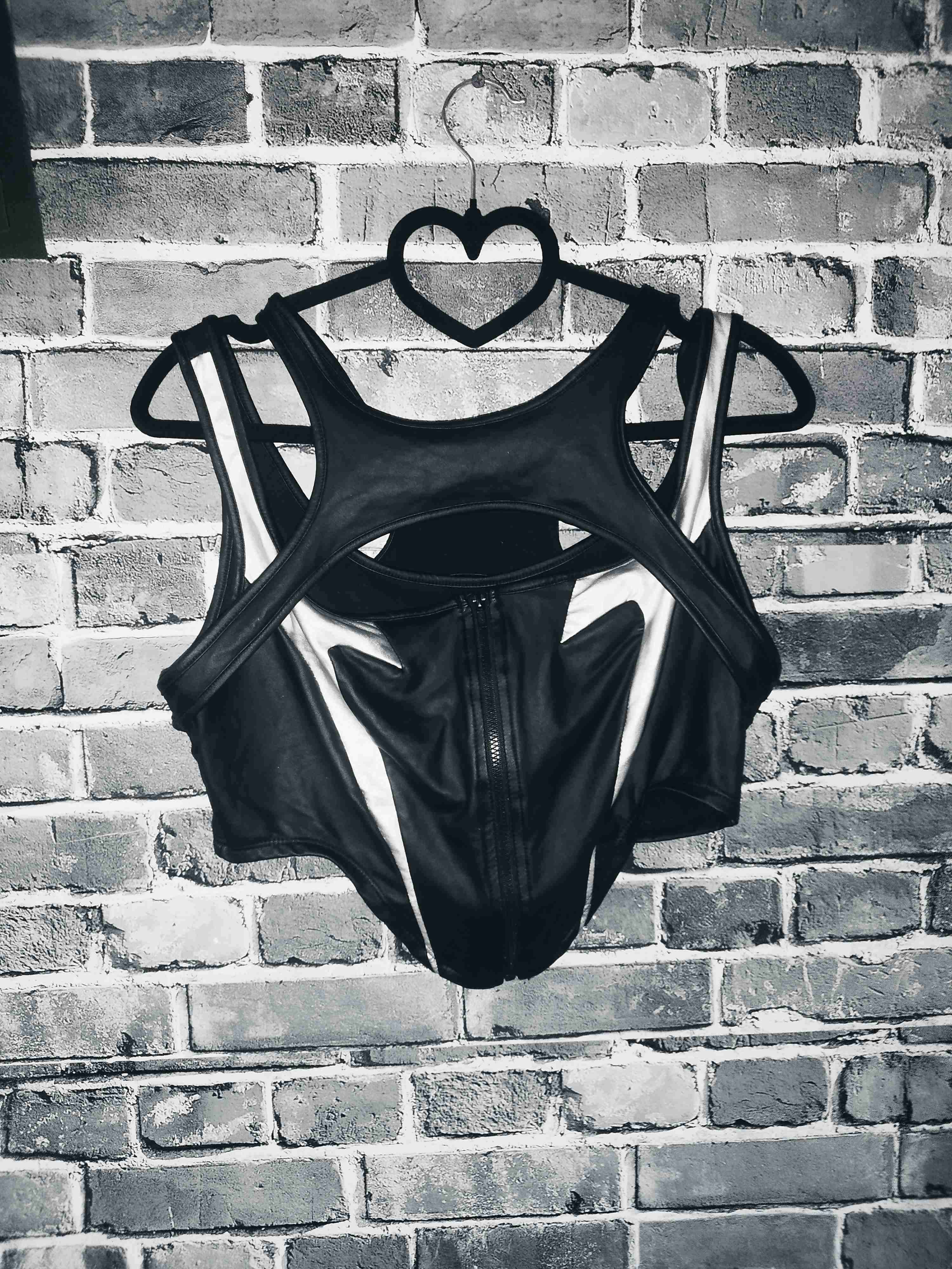 Top deportivo negro y blanco - miniatura 2