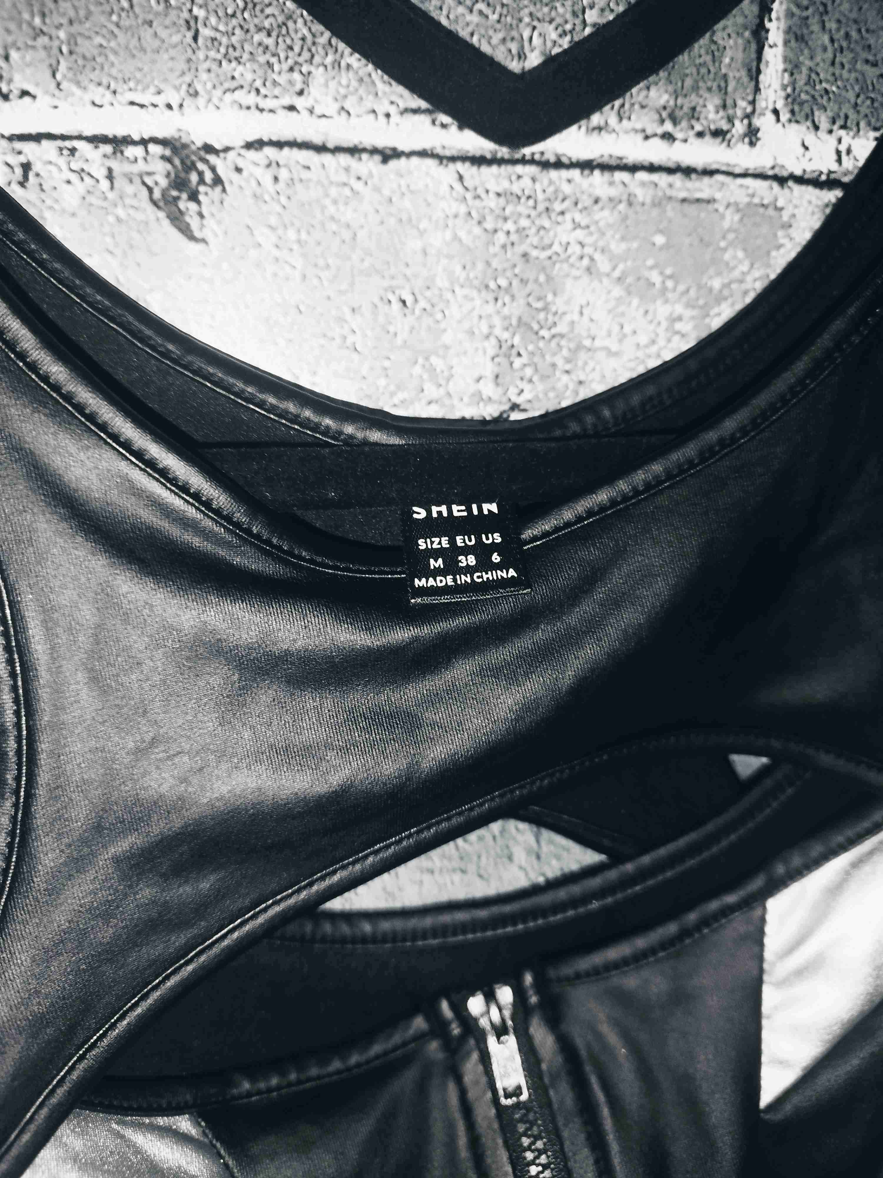 Top deportivo negro y blanco - miniatura 3