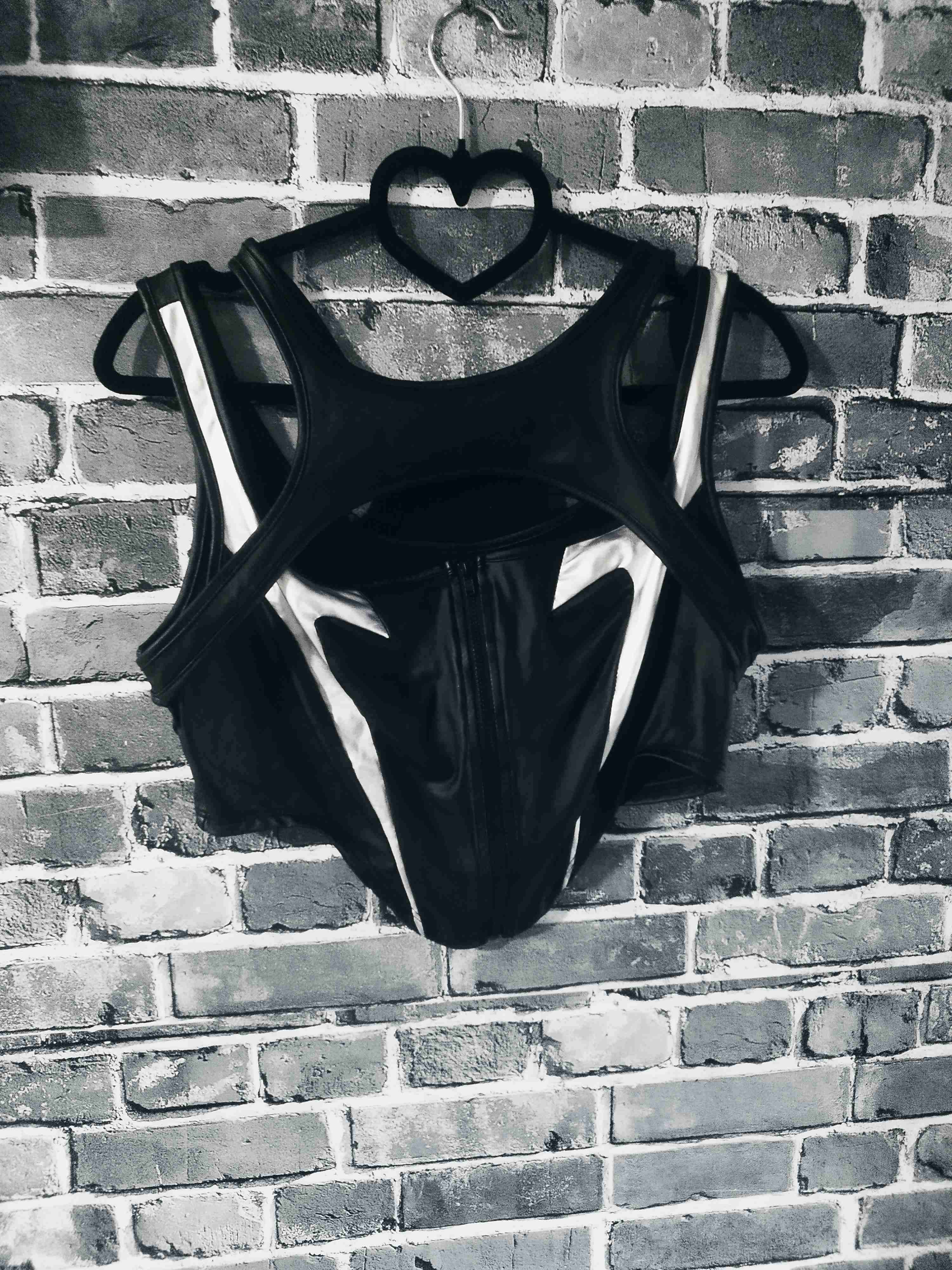 Top deportivo negro y blanco - miniatura 4