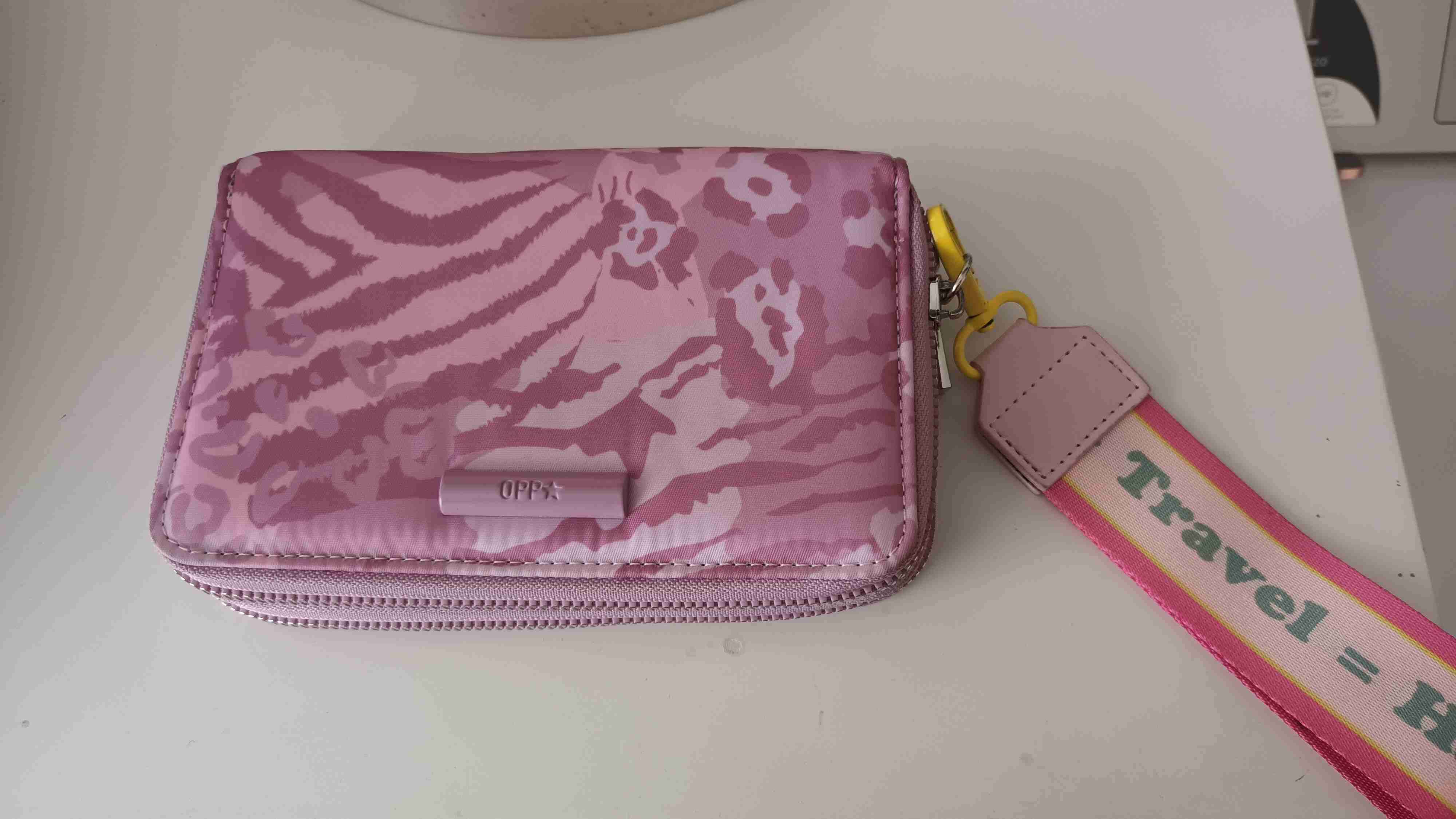 Estuche rosa con diseño animal print - miniatura 1
