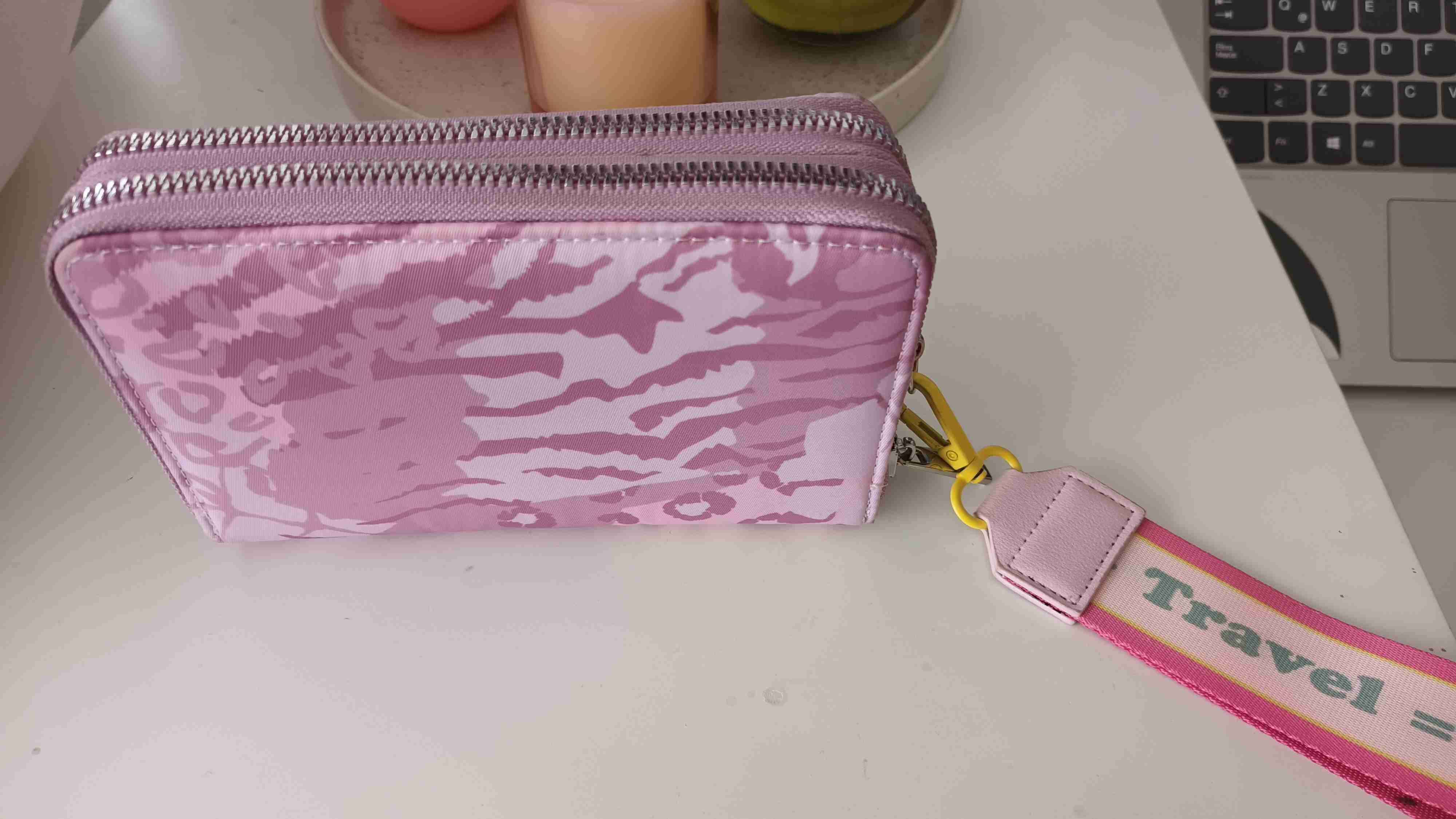 Estuche rosa con diseño animal print - miniatura 2