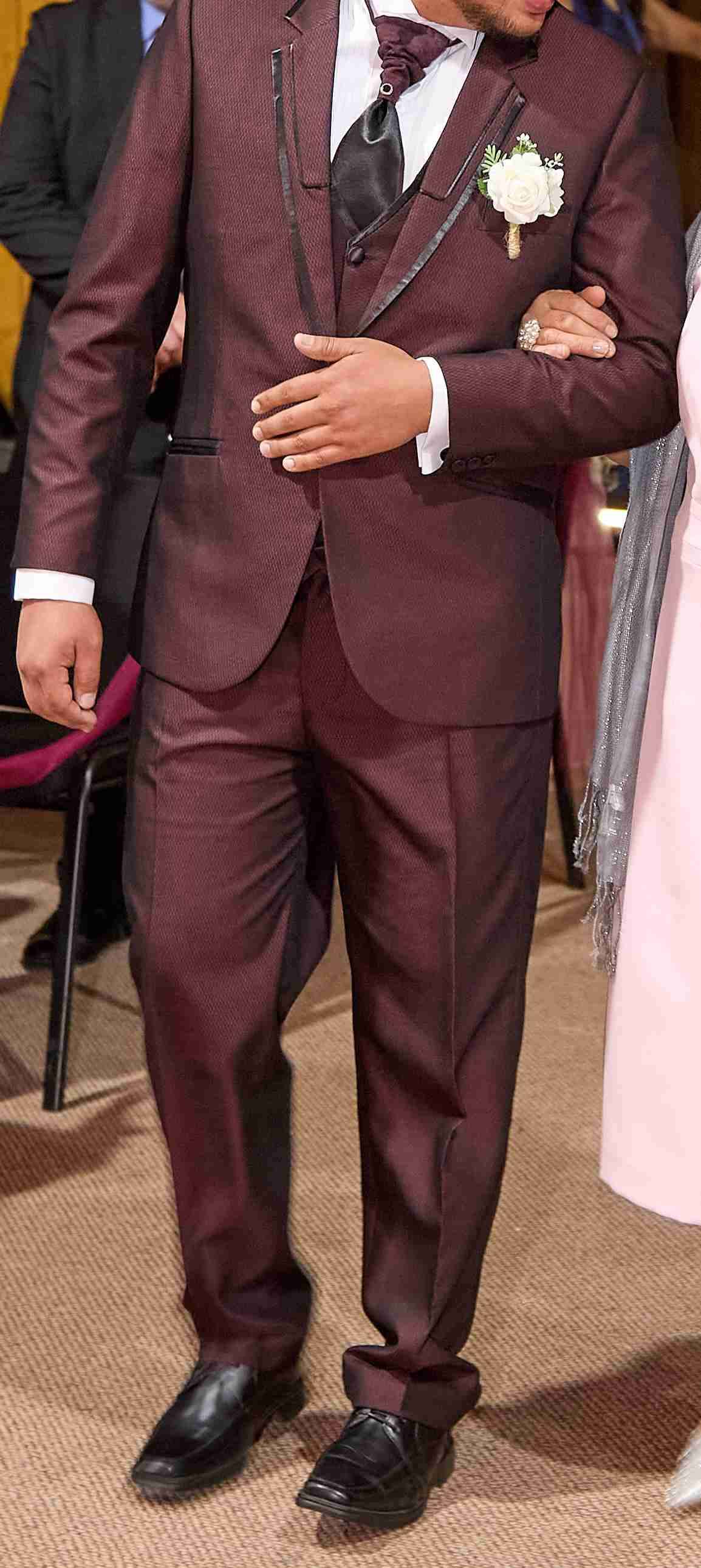 Traje de novio burdeo elegante - miniatura 2