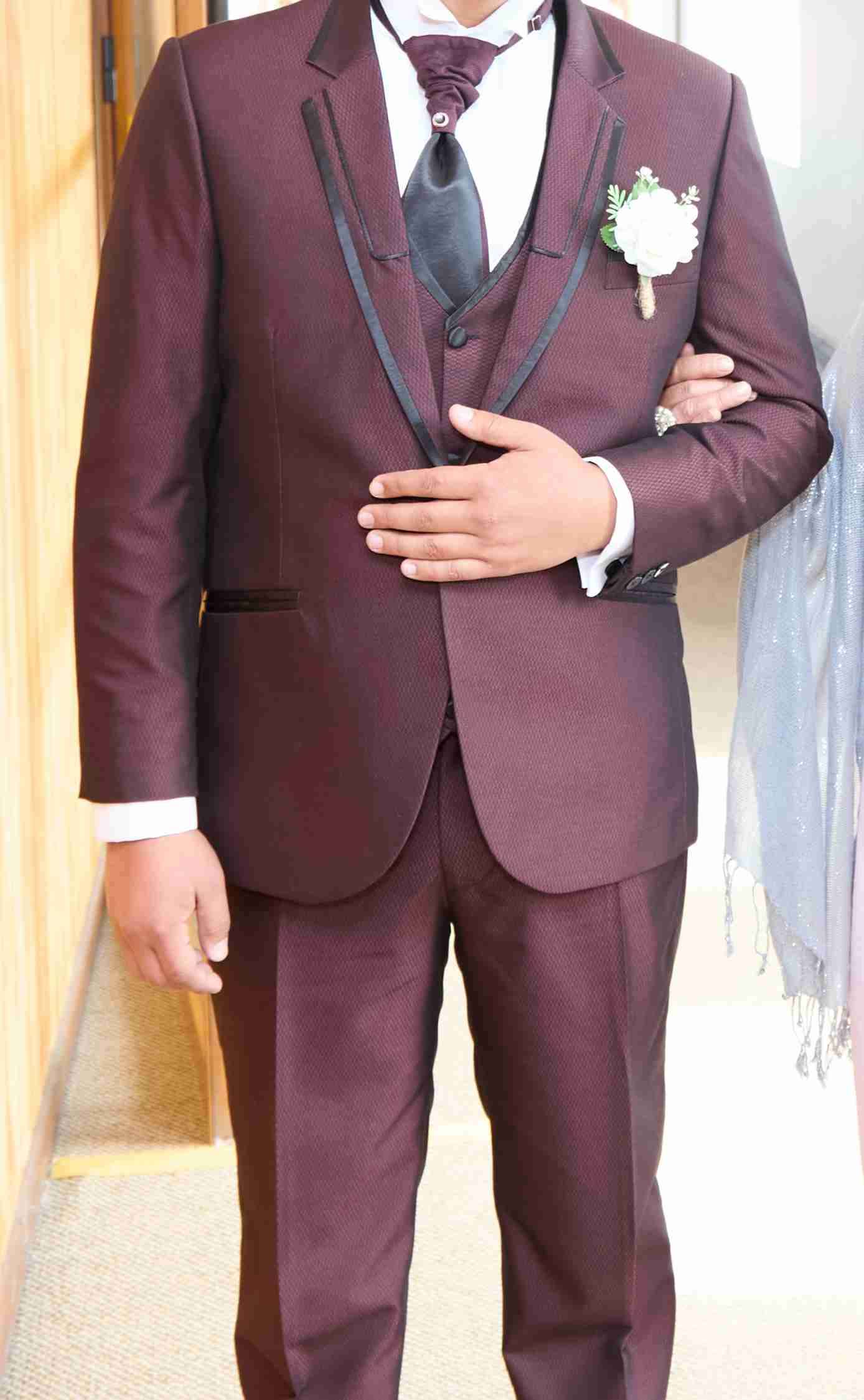 Traje de novio burdeo elegante - miniatura 3