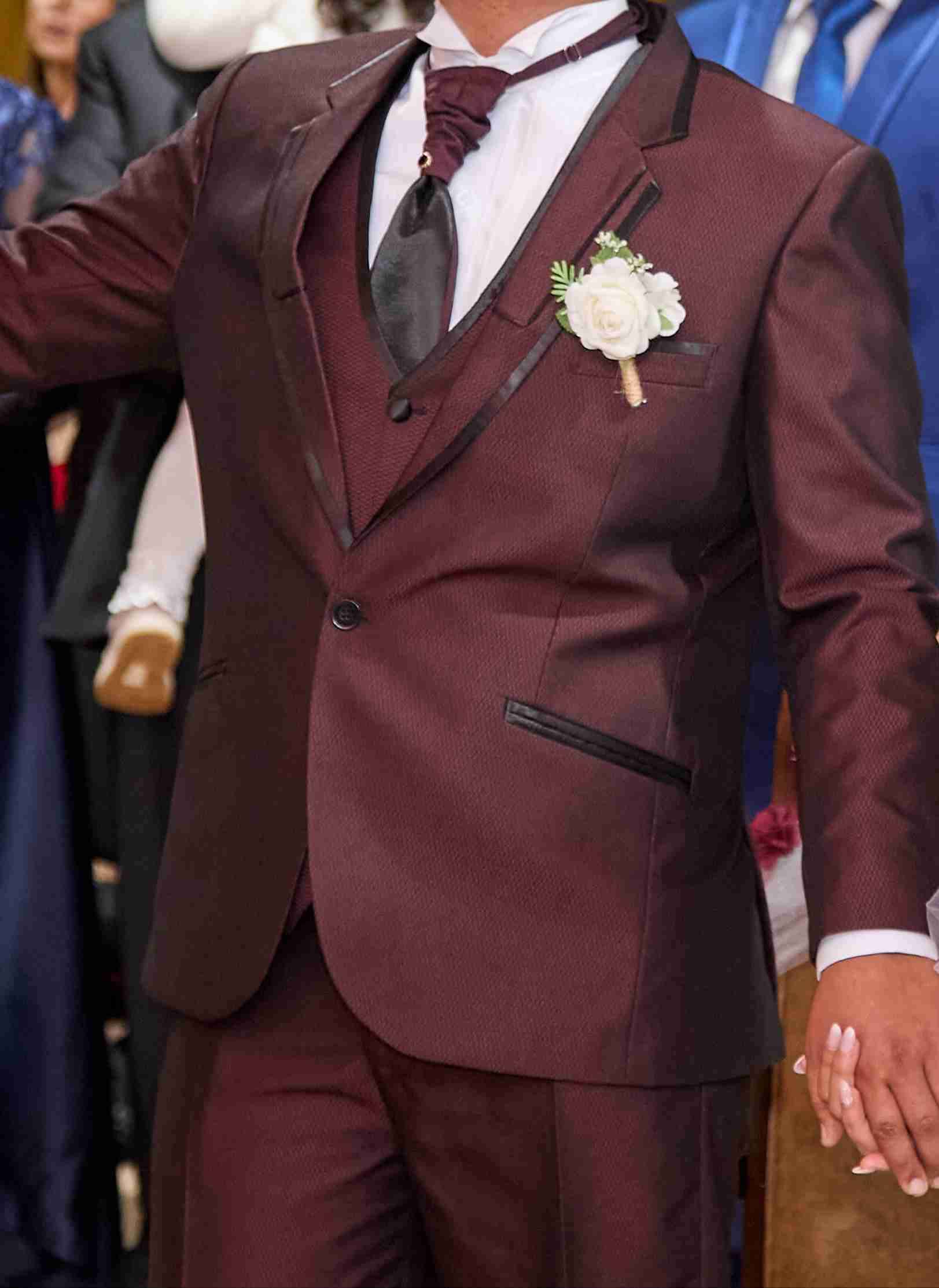 Traje de novio burdeo elegante - miniatura 4