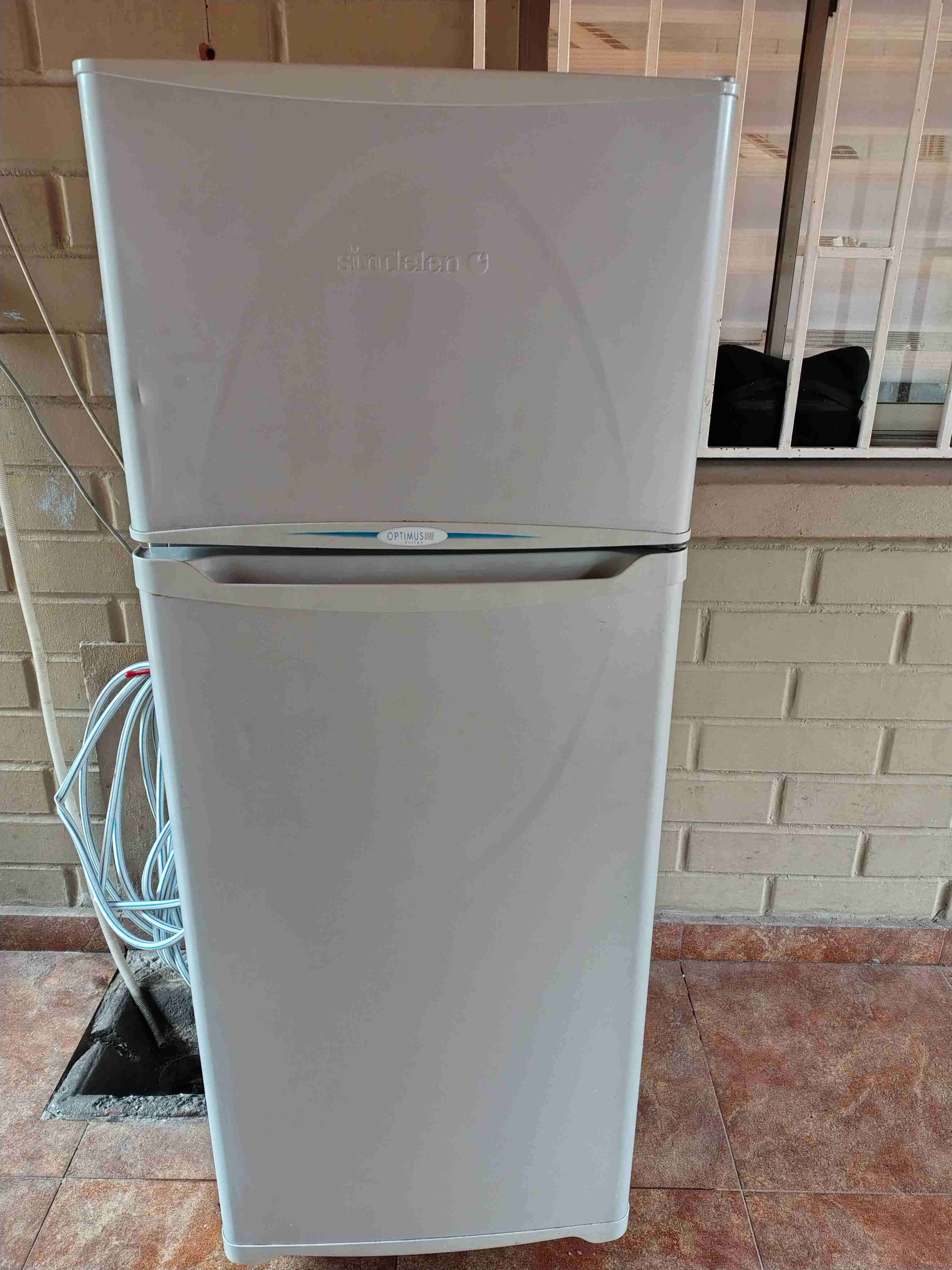 Refrigerador marca Sindelen - miniatura 1